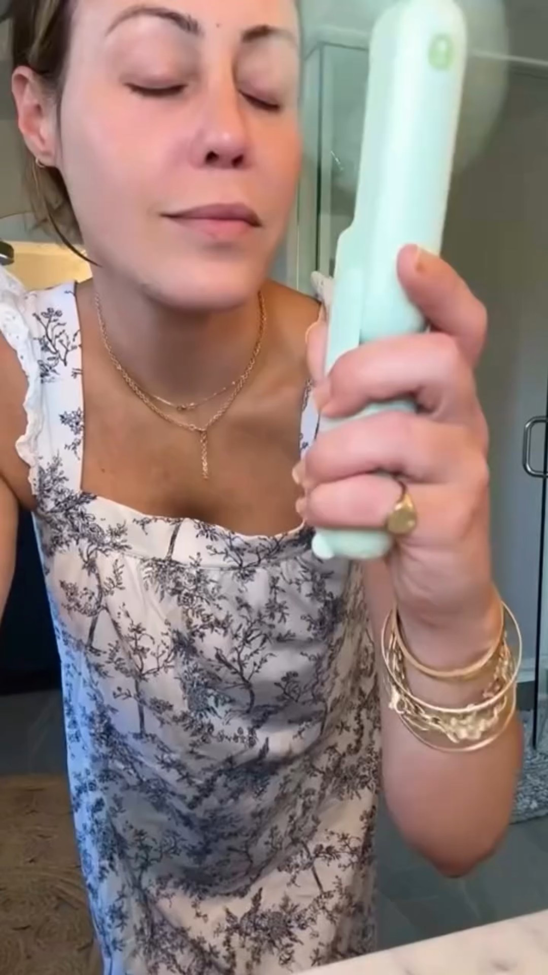 Comment “fan” and I’ll send it to you. 
Whether you’re at your kids’ sports game or just wanting to do your skincare faster this is such a great buy.

#LTKFindsUnder50 #LTKBeauty #LTKTravel