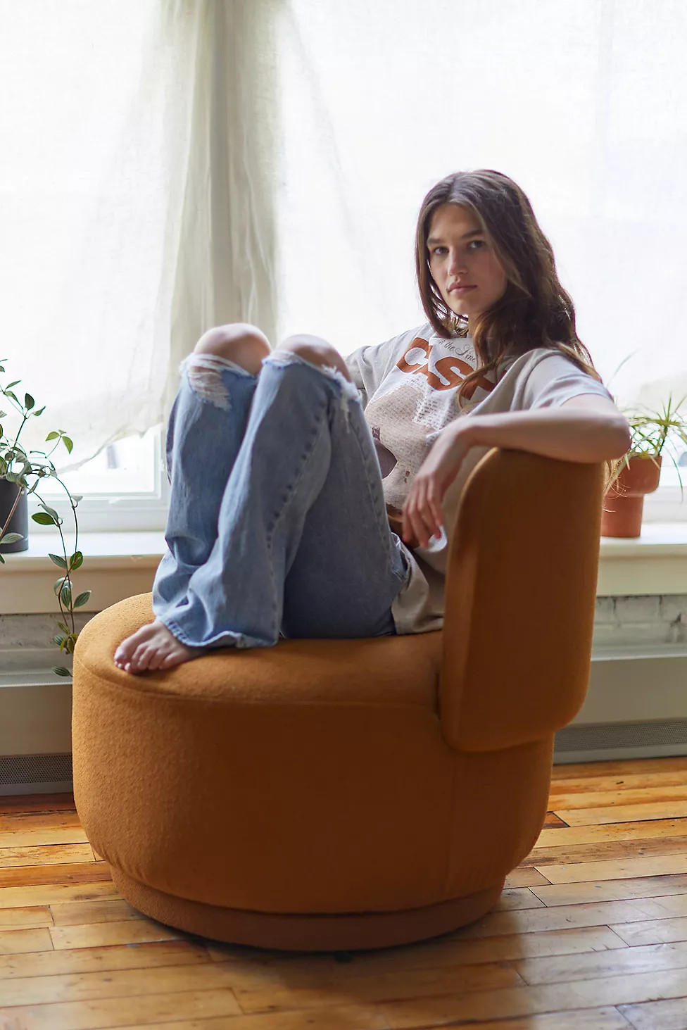 Amaia Mustard Swivel Chair | Urban Outfitters (EU)