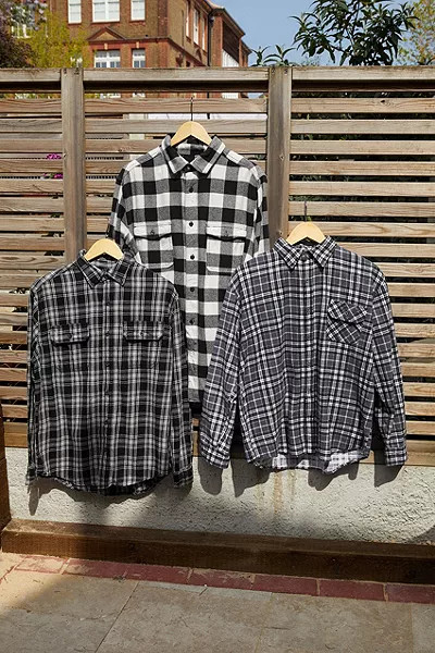 Urban Renewal – Kariertes Vintage-Flanellhemd in Schwarz für ihn | Urban Outfitters (EU)