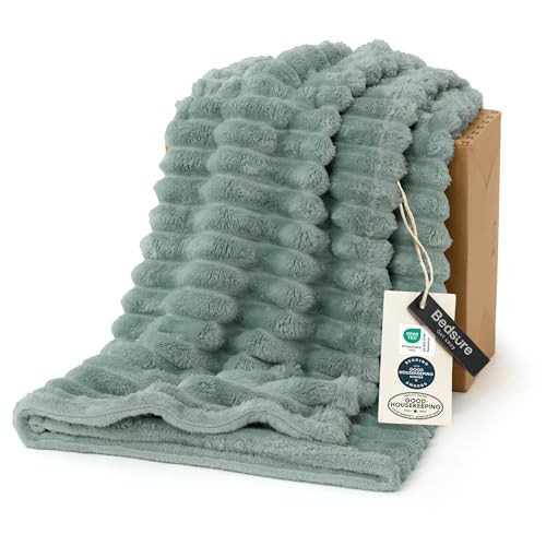 Bedsure Soft Sage Green Throw Blanket for Couch Decor Gifts 50"x60" | Amazon (US)