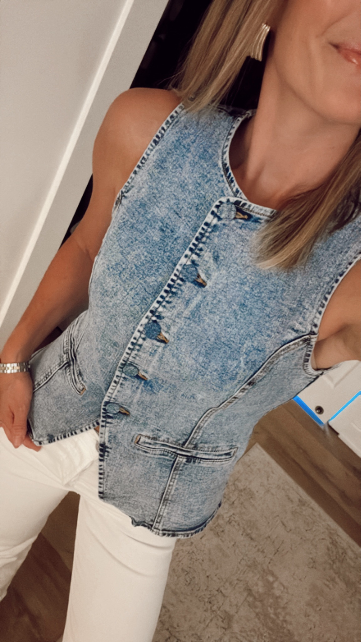 White jeans - denim tank top 

#LTKFindsUnder50 #LTKSeasonal #LTKFindsUnder100