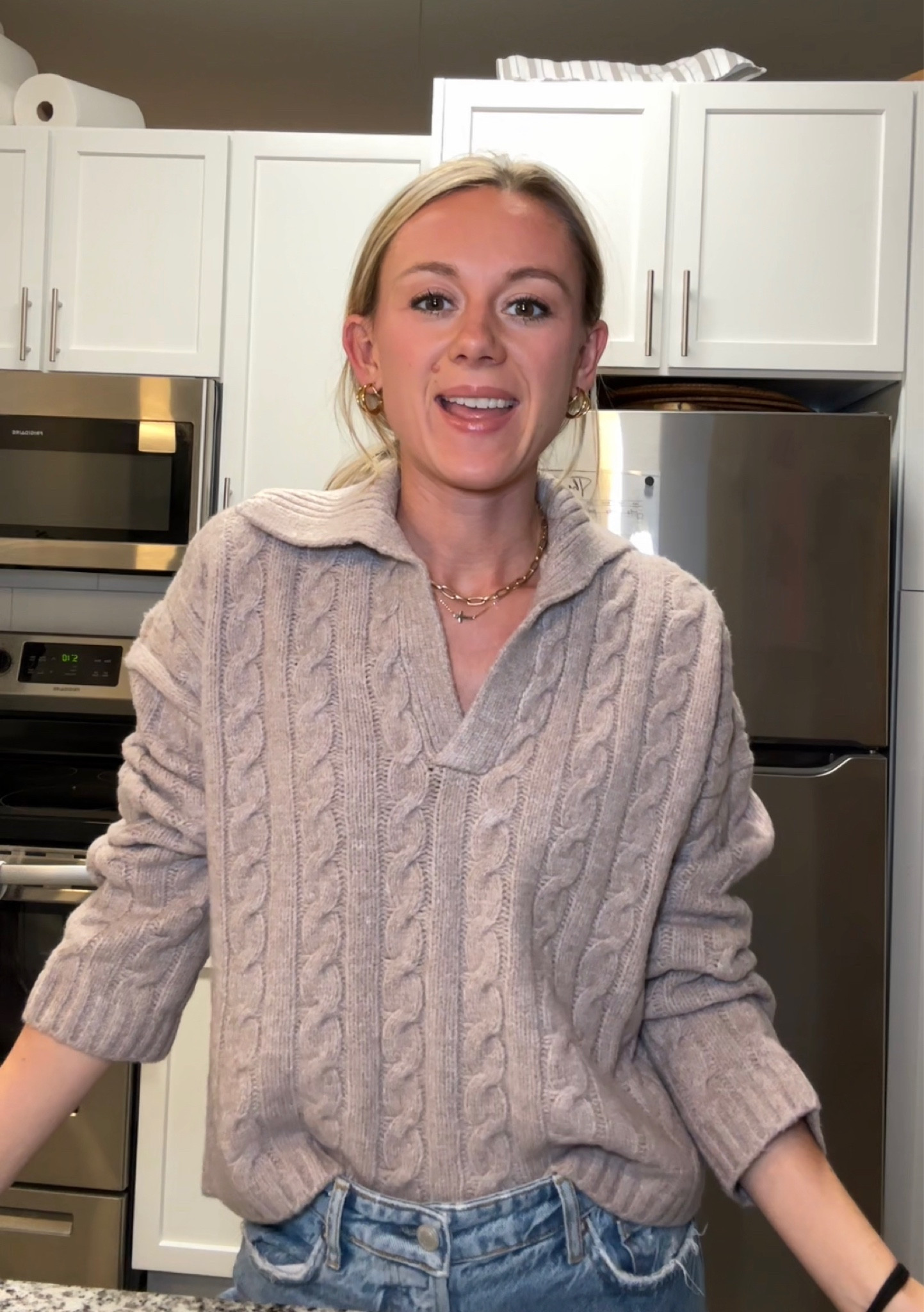 Small in sweater!

lip gloss: pistachio 
Lip liner: work of art