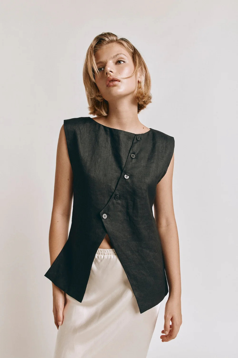 Aria Vest Black | VRG Grl