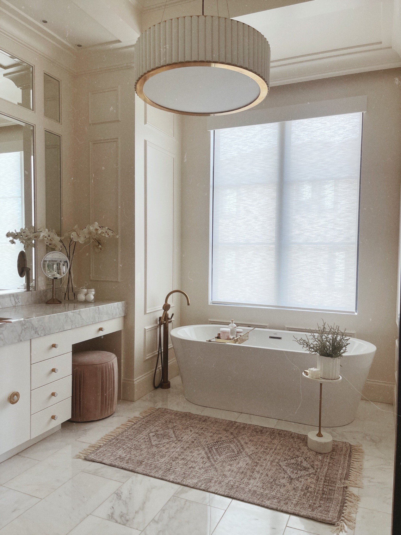 Bathroom decor and rug 