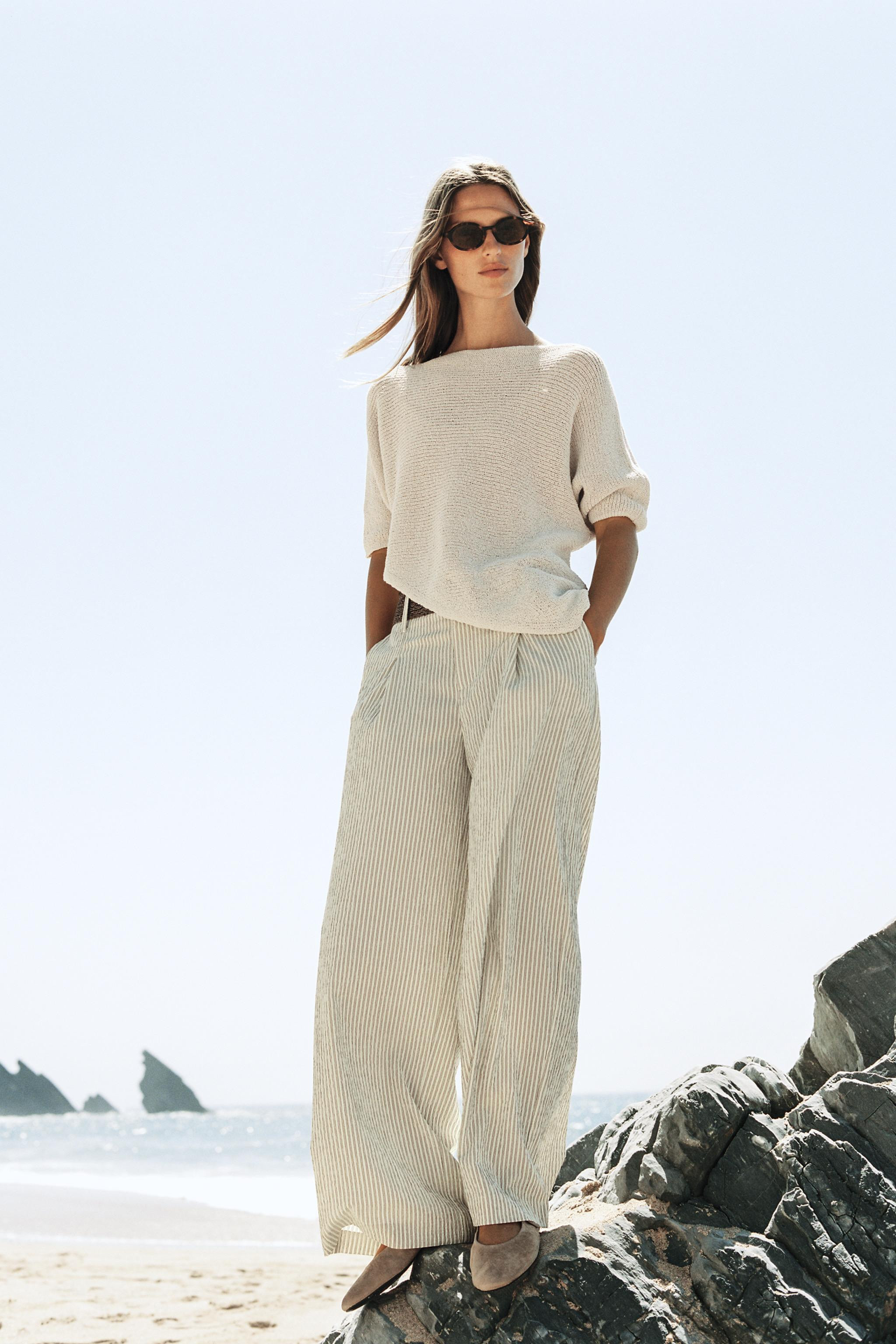 Round neck, short sleeve top. Asymmetric hem. | Zara UK