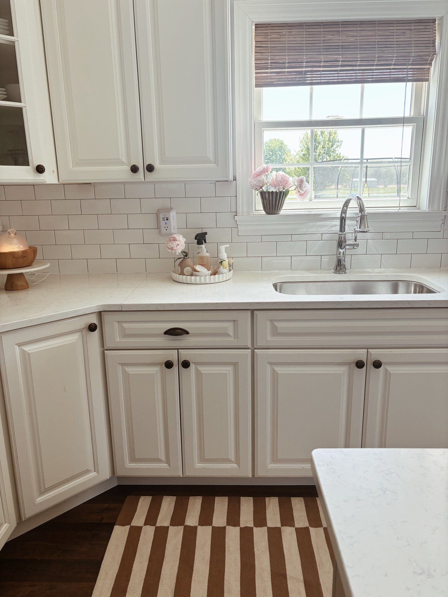 A kitchen  view + favorite  flower gets a moment!

#LTKHome