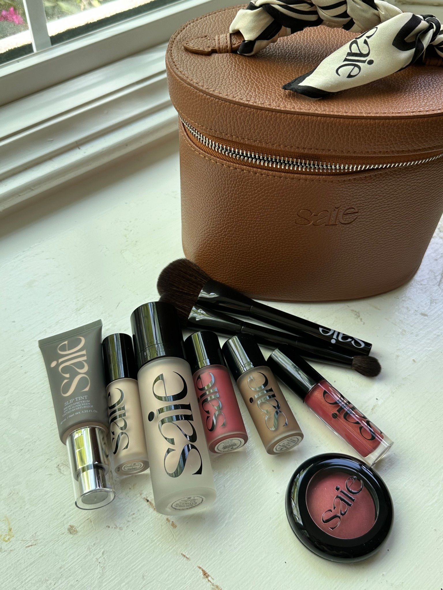 The Saie capsule collection 🤌🏻✨ perfect for an easy clean makeup look 