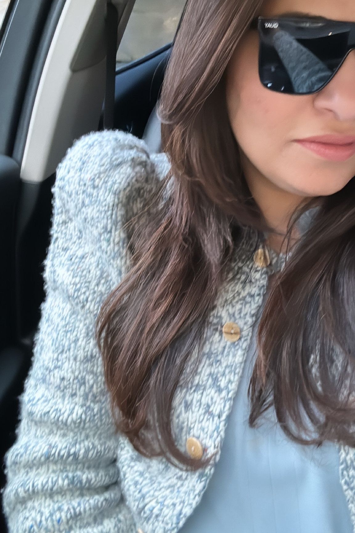 Sleeves Ulla Johnson
Lipstick Maybelline
Glasses Quay