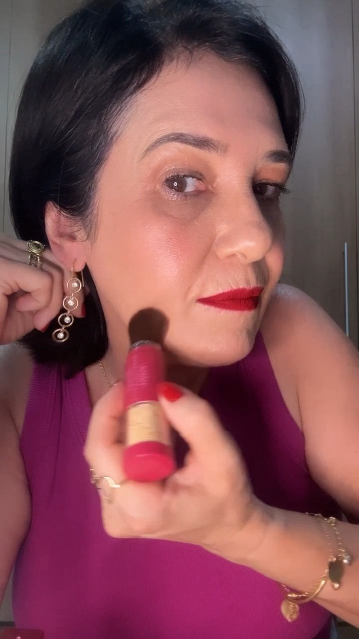 Pó Translúcido Kabuki Niina
Secrets
Para continuar linda e com a make impecável em qualquer ocasião, o Pó Translúcido Kabuki Niina Secrets é o segredo para ter uma pele sequinha por mais tempo e livre de brilho o dia todo. Ideal para retoques, é o produto coringa para ter na bolsa e reaplicar quantas vezes quiser.
Esse item de maquiagem niina secrets vem com o pincel Kabuki, que facilita a aplicação do pó solto, garantindo um resultado ainda melhor da maquiagem.
-Textura ultrafina que não marca;
-Aplicação fácil e prática;
-Efeito natural aveludado;
- Acabamento sequinho.

#LTKbrasil