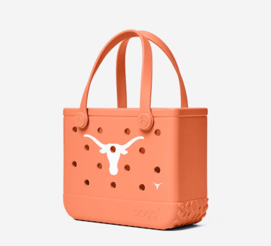 @boggbag ncaa collections has just been released!! Available this year in 3 sizes!! Yay!! Last time these sold out WAY before football season and they were impossible to find again until now!! These make excellent Easter baskets for your fav Longhorn, perfect for the pool, beach and tailgates!! I use mine all the time!! Grab them before they are gone again!! 🤘🧡 #texaslonghorns #texasgameday #burntorange #ut #gamedayfashion 
#longhornfinds #utlonghorns #utorange #texasfight #utaustin #longhorn #bevo #texasexes #longhornbogg