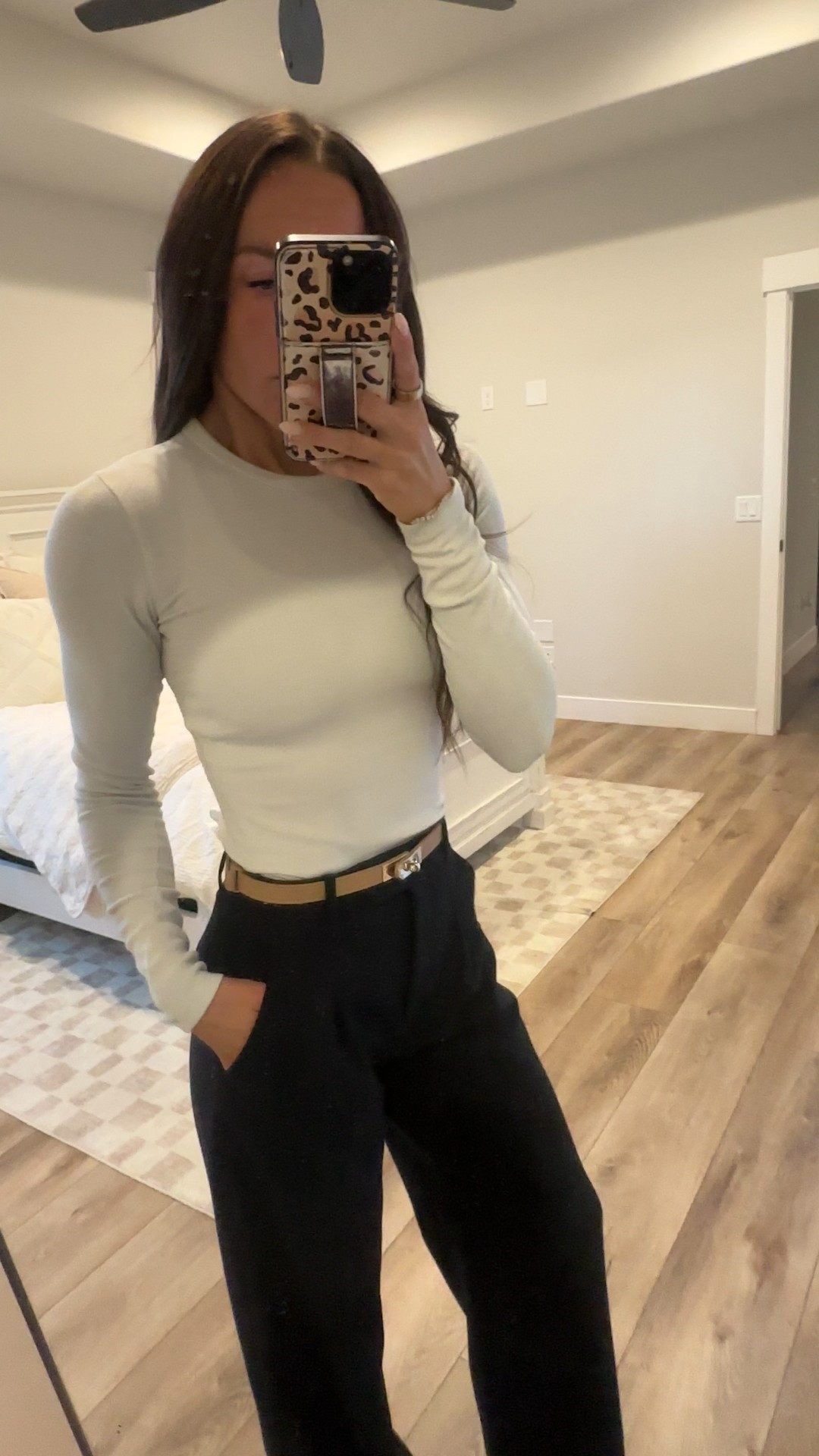 These pants make getting dressed, effortless! 

✔️flattering 
✔️structured 
✔️sit perfectly on my waist

If you’re trying to build your closet around pieces you’ll wear on repeat. BUY THESE! 

I wear a size 24L 