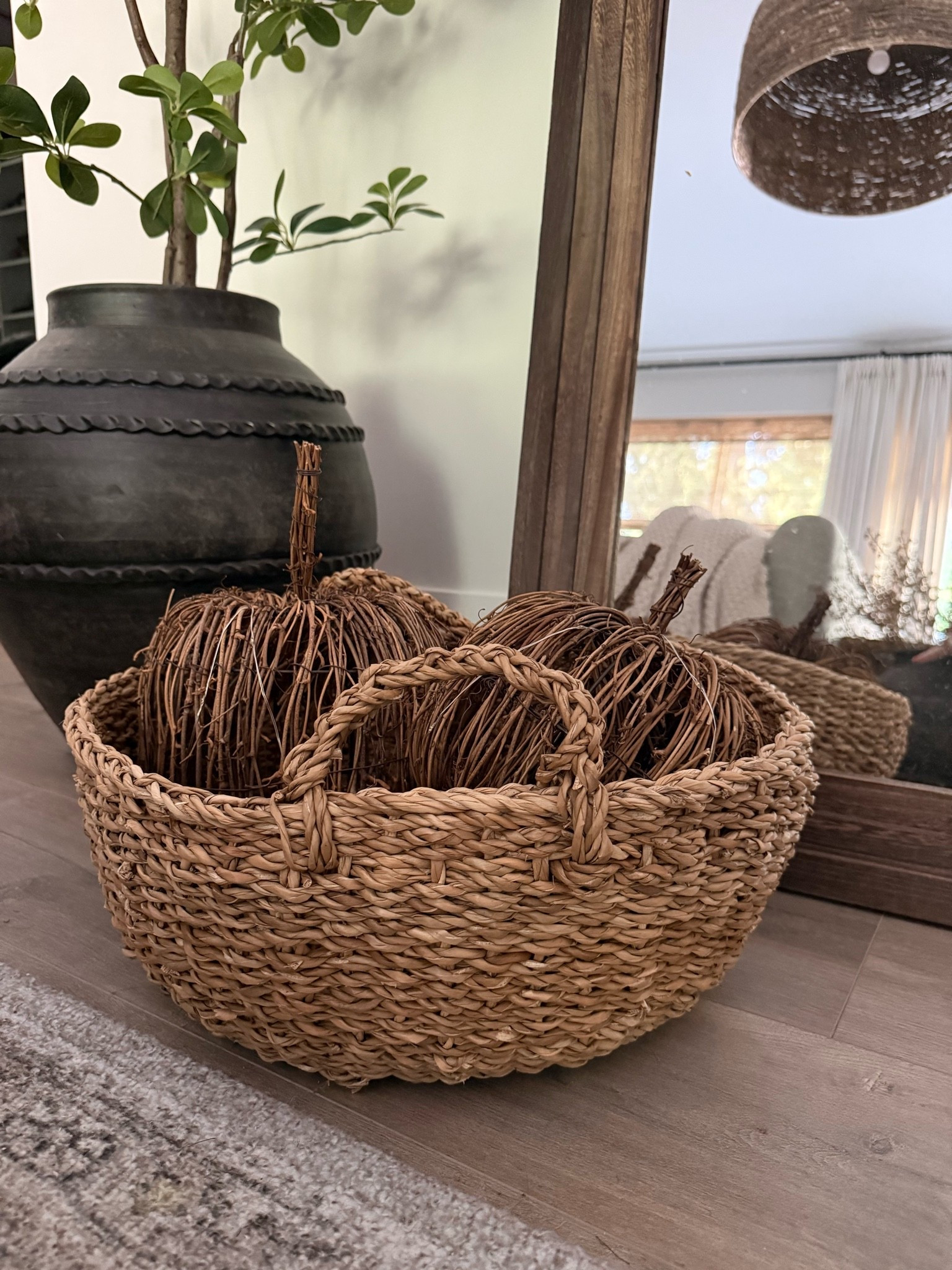 Cozy fall texture …grapevine pumpkins in a basket🤎