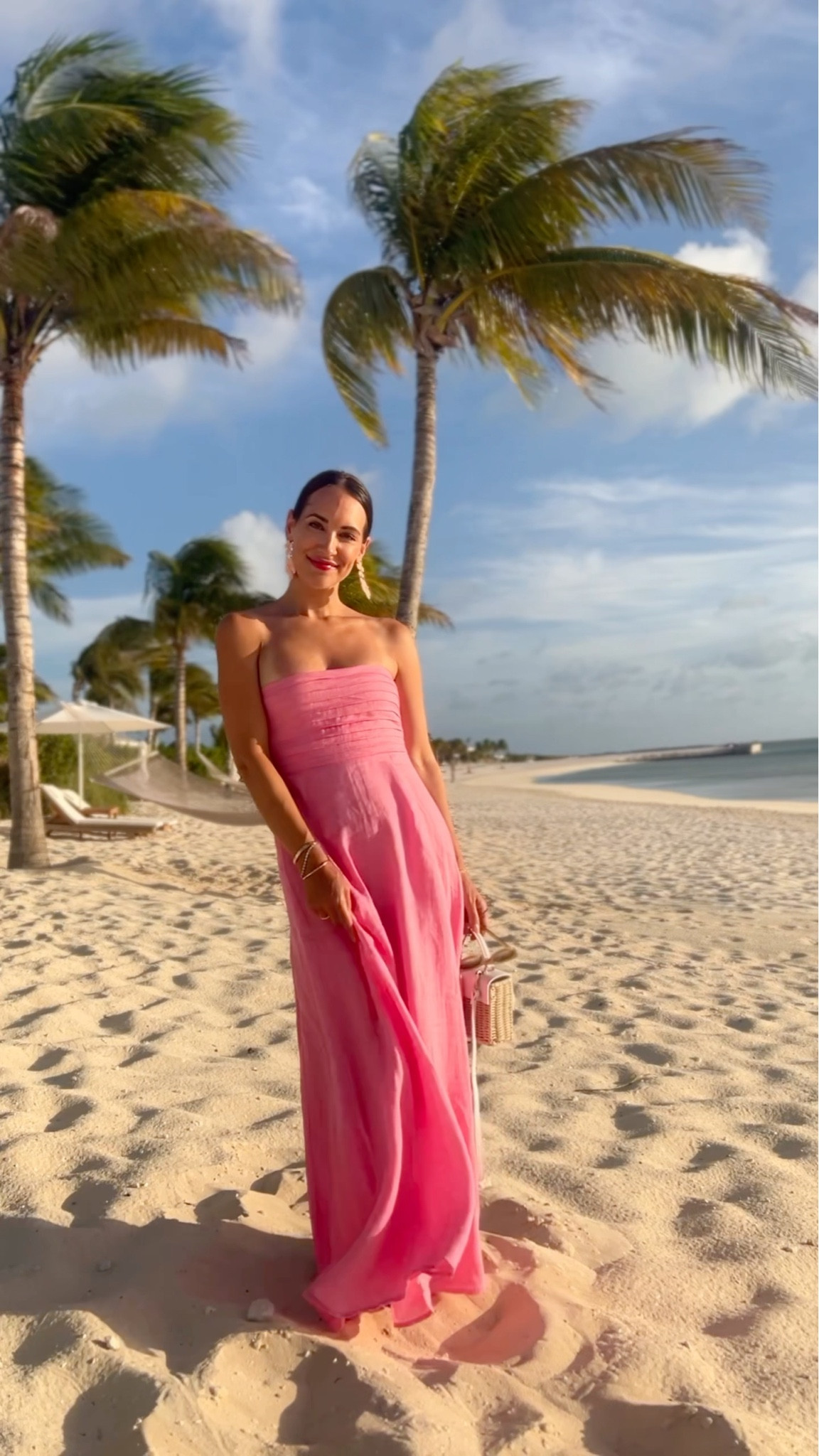 Pink linen dress with raffia and wicker accessories 🌊🩷

Dress is Lusana -