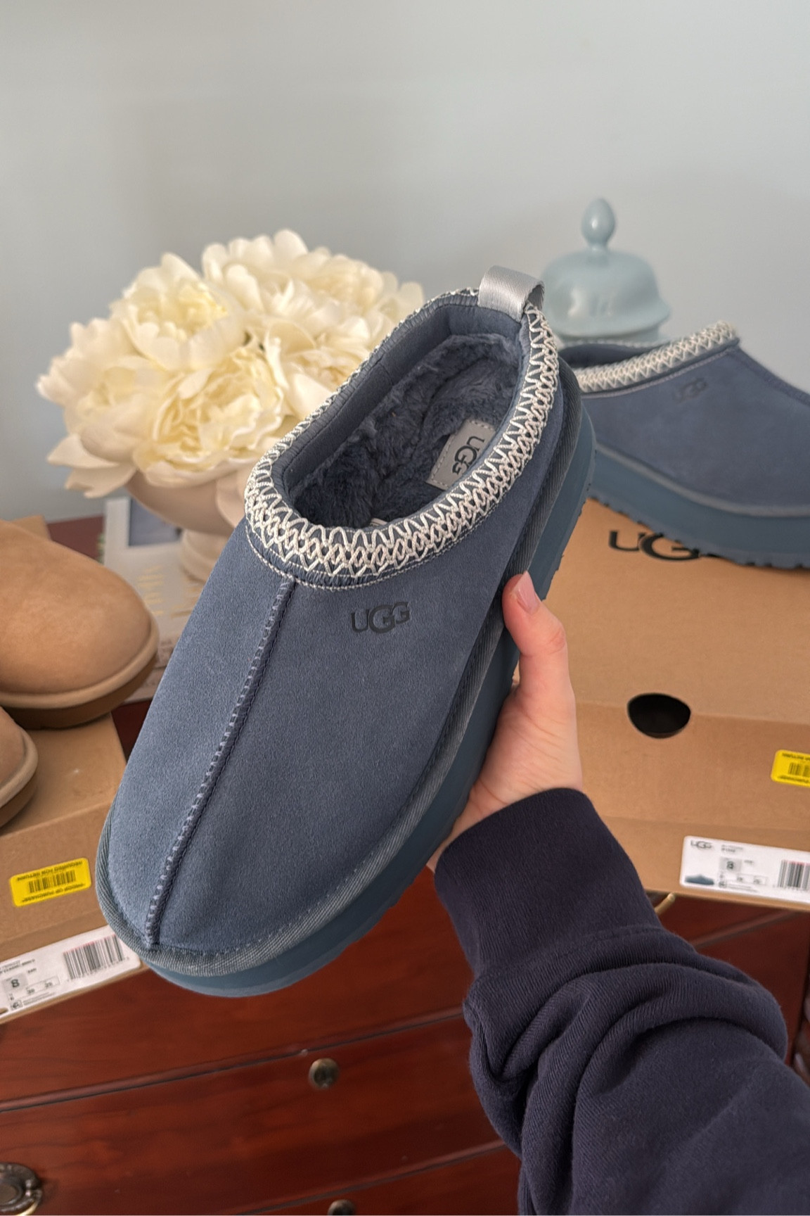 My new Tasman Uggs! Love this new shade of blue at Dillards!!



#LTKSeasonal #LTKShoeCrush #LTKStyleTip