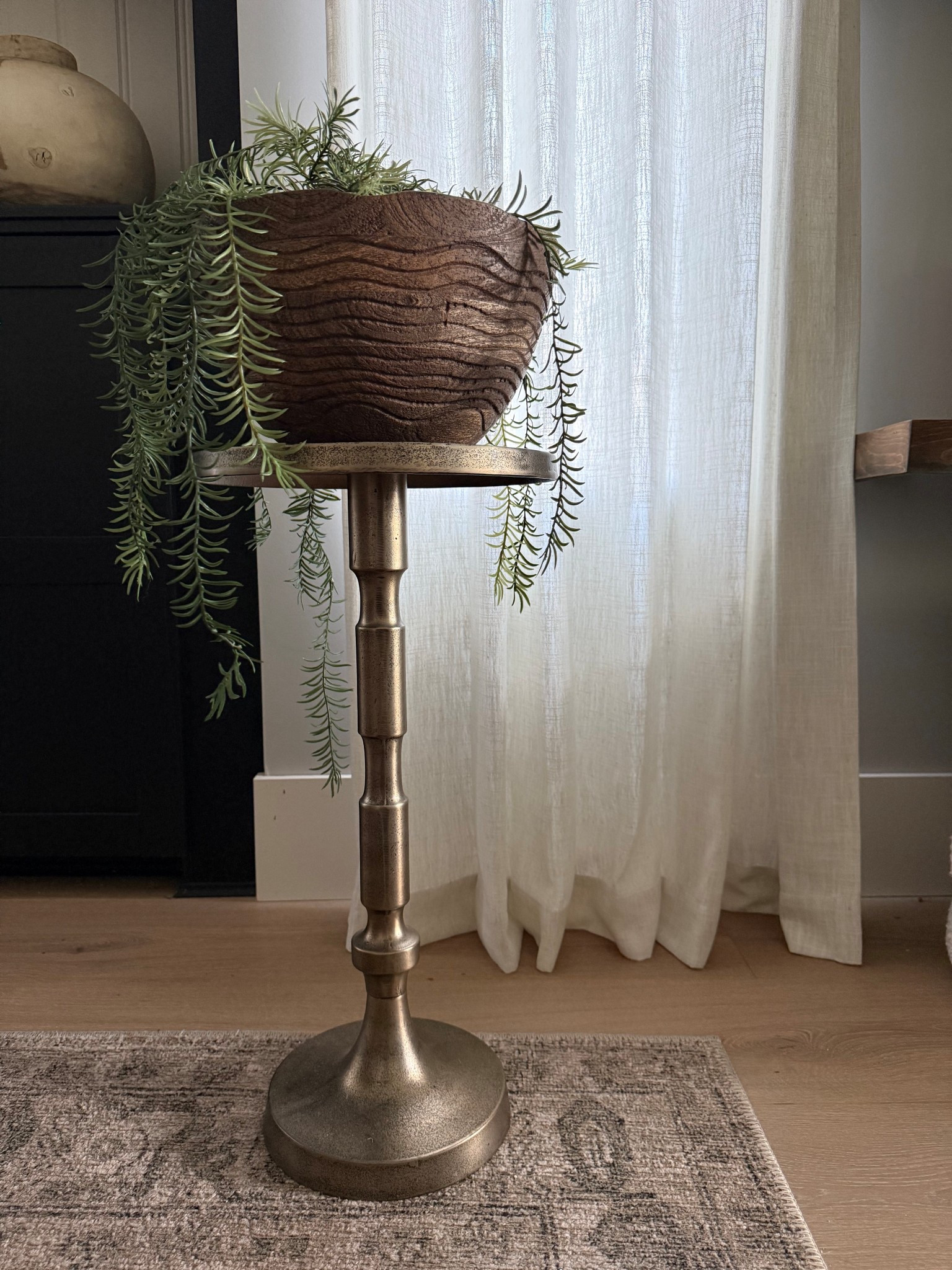 Simple and so pretty. A mix of wood, metal and organic 🤎
