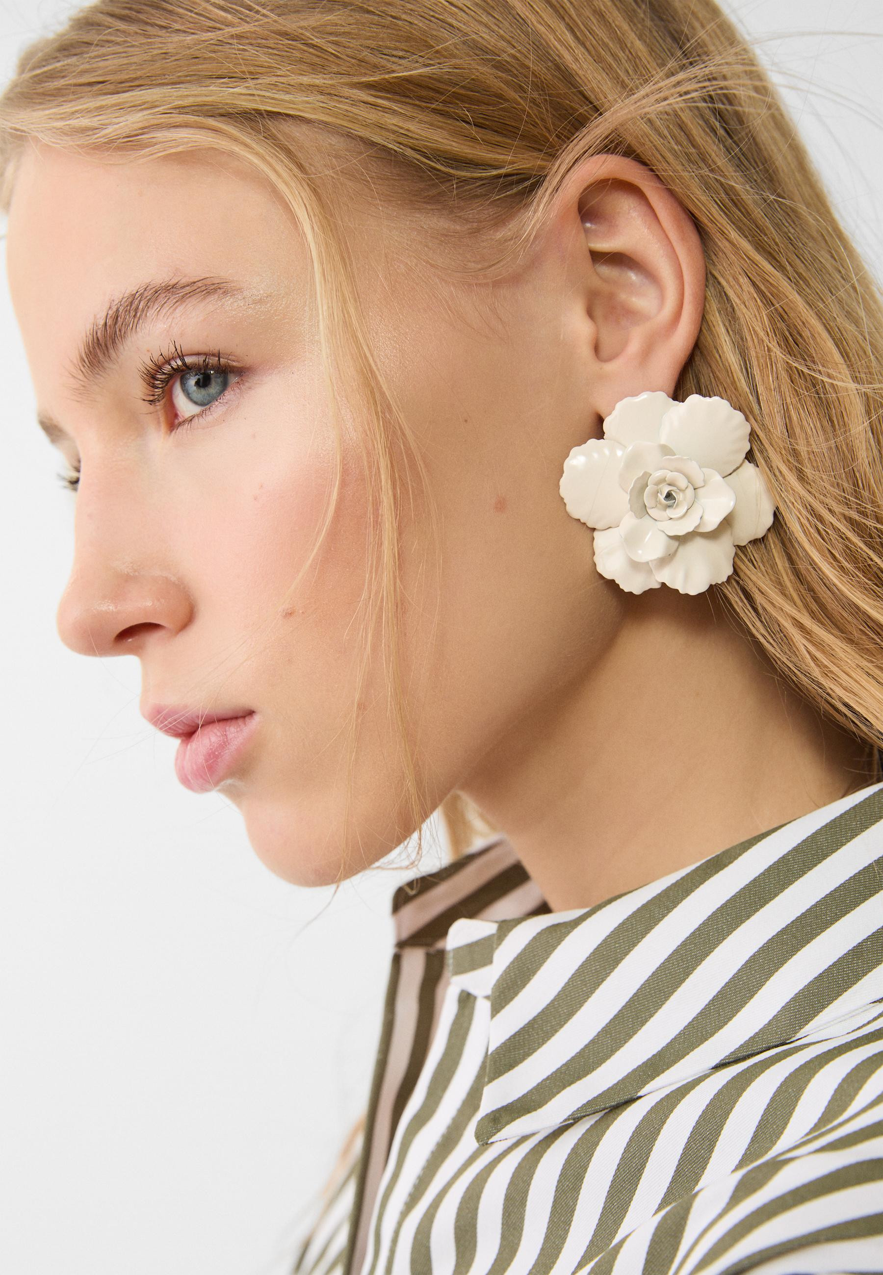 Contrast metal flower earrings | Stradivarius (UK)