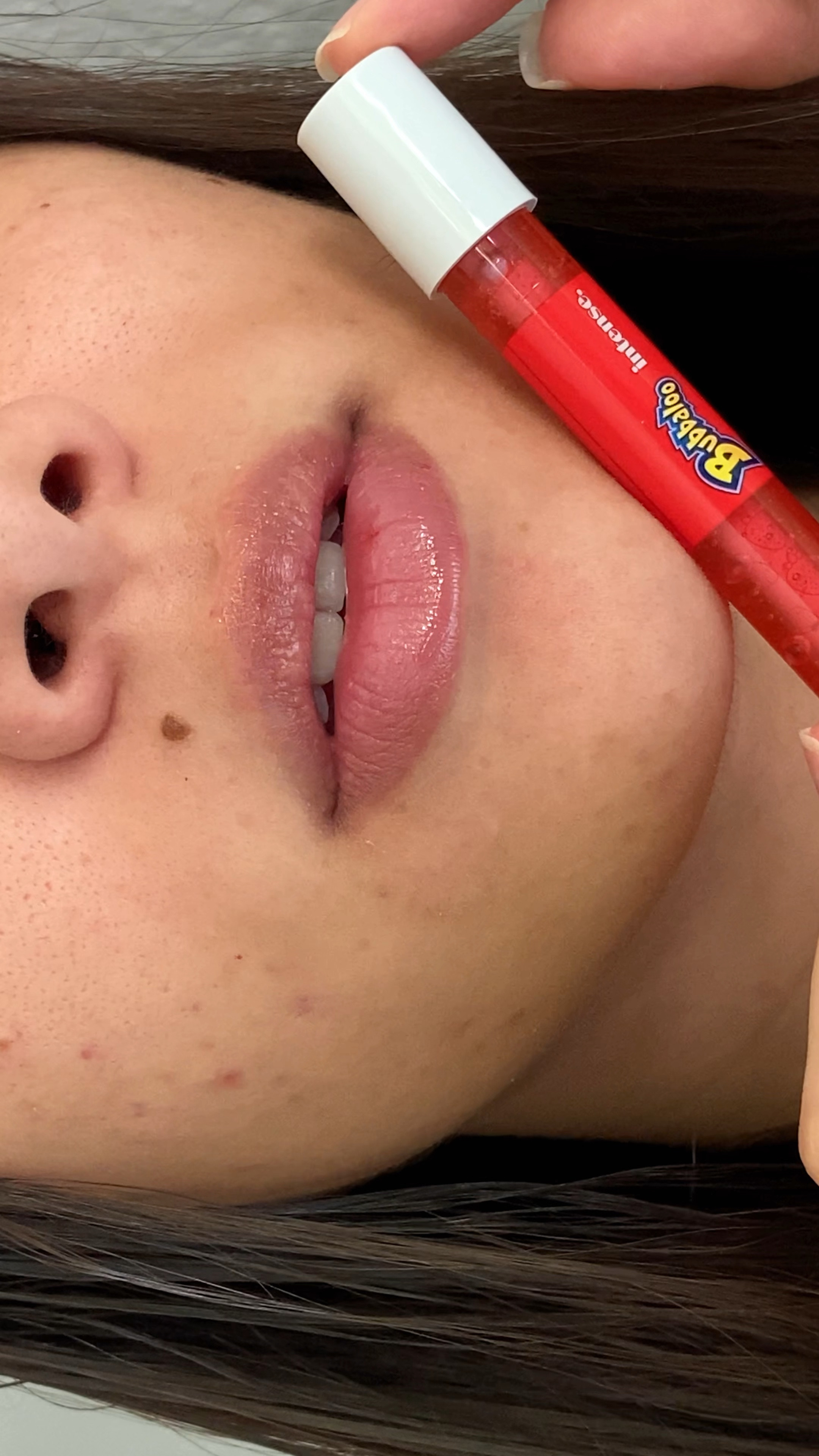 comprei o gloss Bubbaloo da @oboticario , ele realmente tem o mesmo sabor do chiclete 🍬 alguém mais comprou?? #bubbaloo #oboticario