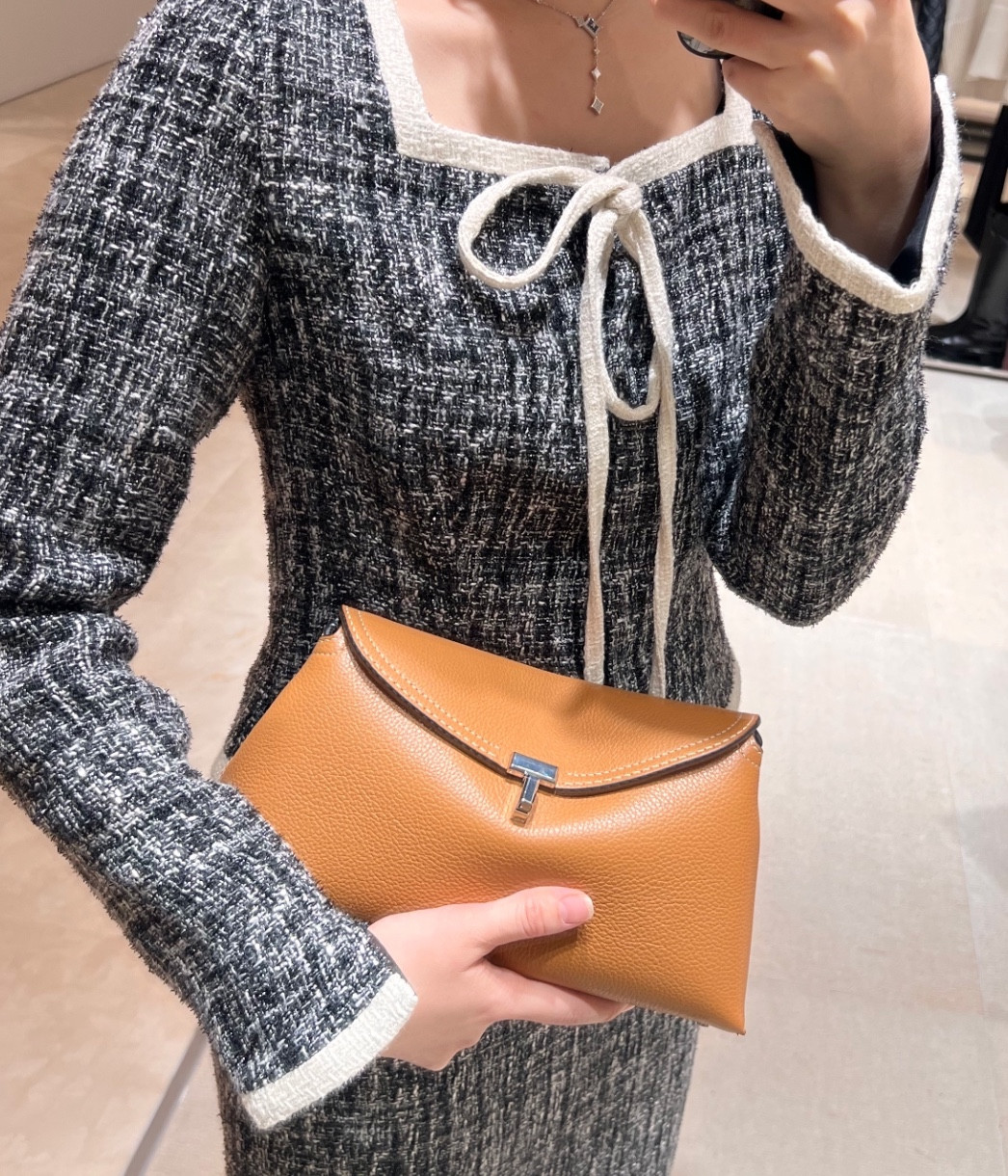 Which should I choose between a top handle and a clutch bag?


#LTKitbag