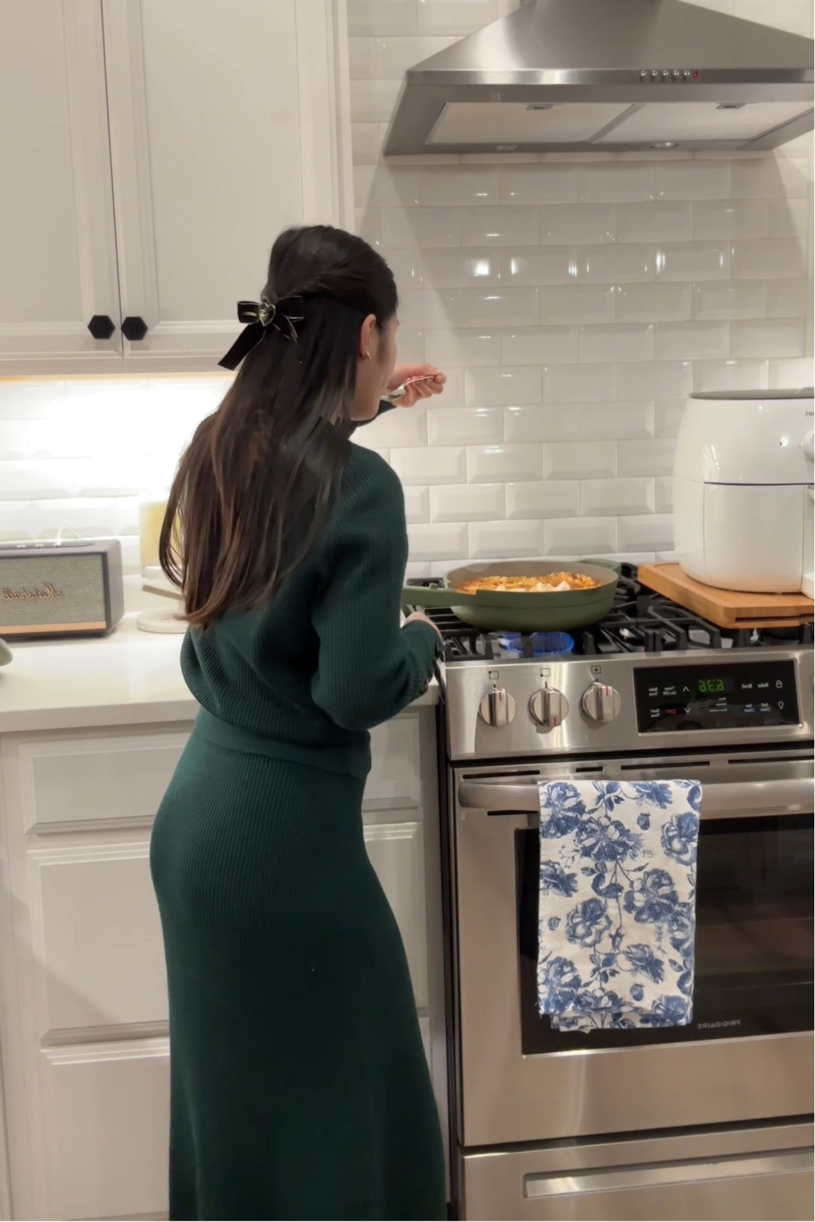 Chiếc chảo đa năng này là món mình sử dụng nhiều nhất trong việc nấu nướng hàng ngày. Từ những món chiên xào đến luộc hoặc hấp chảo này cân được hết. Cuối năm đang có giảm giá mạnh mn tranh thủ mua cho gia đình chiếc chảo tiện dụng này nhé! 
P/s: set len mình mặc trong ảnh là của sezane, mình có đính kèm link nguyên bộ bên dưới. Mình mặc size XS cả áo và chân váy ạ! 

#LTKHoliday #LTKhome #LTKSeasonal