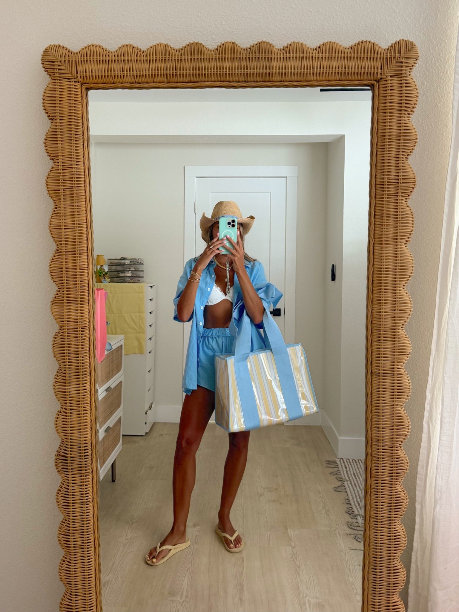 The cutest set + suit for a day at the Disney waterpark! ⭐️