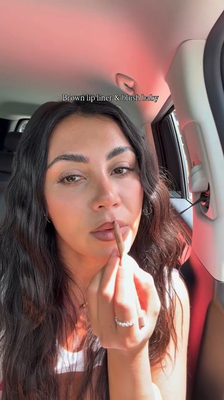 With a tan 😮‍💨😮‍💨

@kyliecosmetics Precision pout lip liner shade cocoa 
@rhode peptide lip treatment 
@rhode pocket blush shade freckle 

#rhode #summer #blush #tan