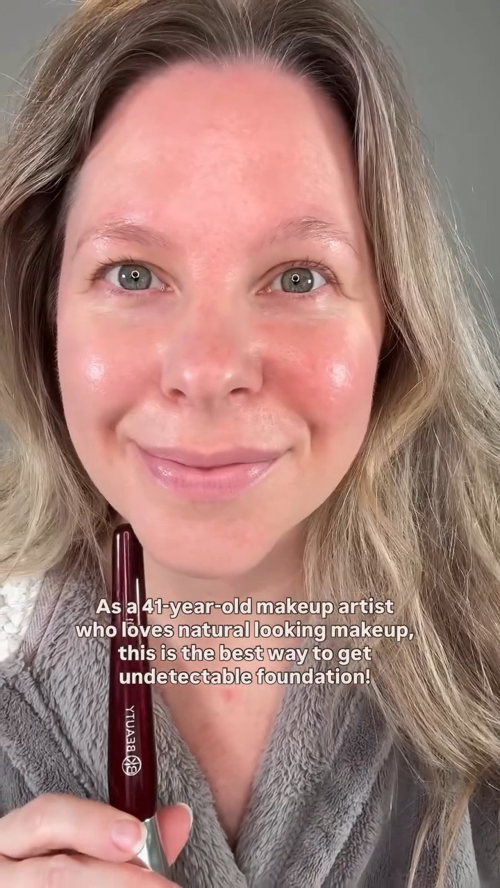 If you aren’t using your hand as a palette, let this be your sign! The secret to natural/ undetectable makeup is blending your product into your brush on the back of your hand before applying, giving you total control over coverage and a natural finish. Give it a try and follow for more easy and everyday make up for us gals over 35!

Using @hourglasscosmetics luminous glow foundation and @thebkbeauty brush. Happy to send these your way, just let me know when the comments! 

#makeupformaturewomen #makeupforbeginners