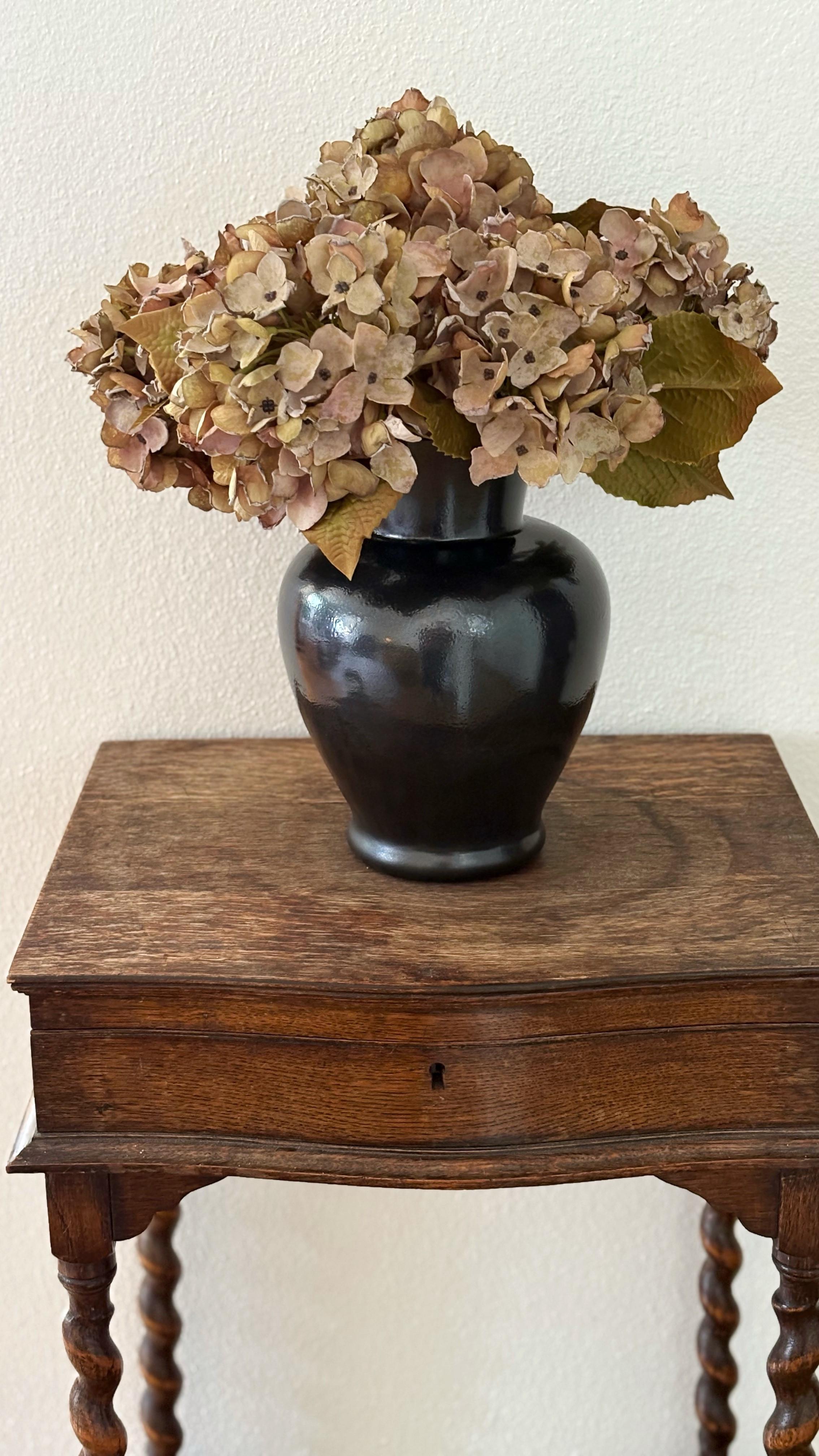 I had picked up this glass vase with the cutest ruffled rim a while back, even though I didn’t know what I wanted to do with it yet. But then I stumbled on this black vase from Magnolia and knew I wanted to recreated the bubbled paint look! The “hammered” @krylonbrand spray paint did the trick. I did add a coat of primer beforehand as well. P. S. I might be addicted to flipping vases now 😂 See the link below for the cutest faux hydrangeas!

#tayloredhome #tayloredhomedesign #remodel #90shome #thriftfinds #thriftedstyle #thriftedfinds #flippededit #flippedthrift #diyprojects #simplediy #homedecor #diyhomedecor 

#LTKStyleTip #LTKHome #LTKFindsUnder50