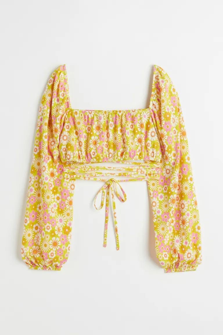 Short blouse in soft, crêped jersey with a printed pattern. Square neckline, elastic over should... | H&M (US + CA)