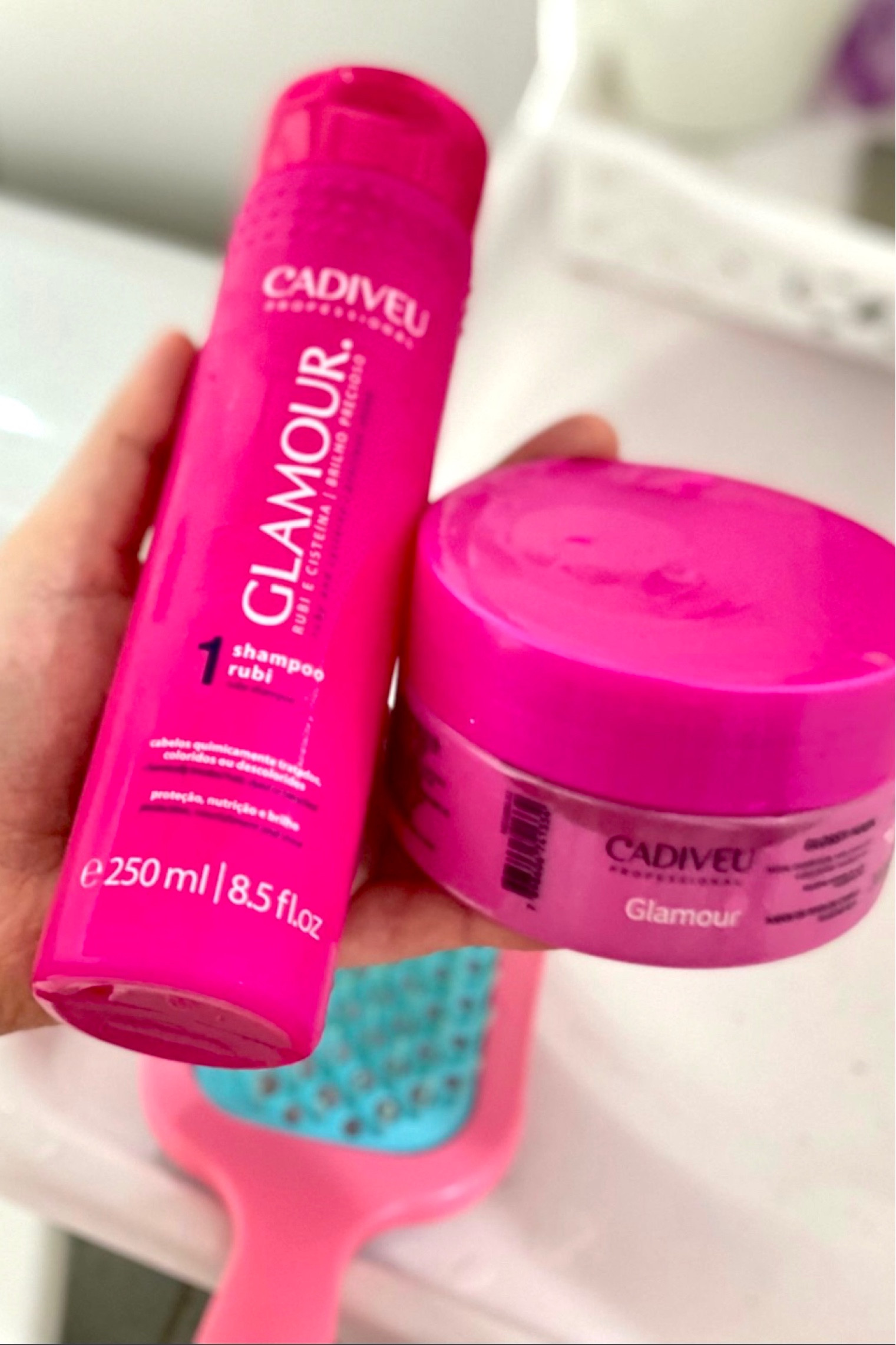 Se você está procurando um kit de shampoo e máscara para o seus cabelos, esse kit é ideal!!

Estou falando da Cadiveu profissional glamour glossy rubi duo 💕

Esse kit é ideal para cabelos quimicamente tratados, ele nutri e fortalece os fios sem deixar pesados 
Faço o uso dele há meses e senti uma grande diferença nos meus cabelos, fora o cheirinho gostoso que ele tem 😊

Além do preço ser extremamente acessível ele também rende bastante 🩷

#LTKbrasil #LTKCyberWeek #LTKbeauty