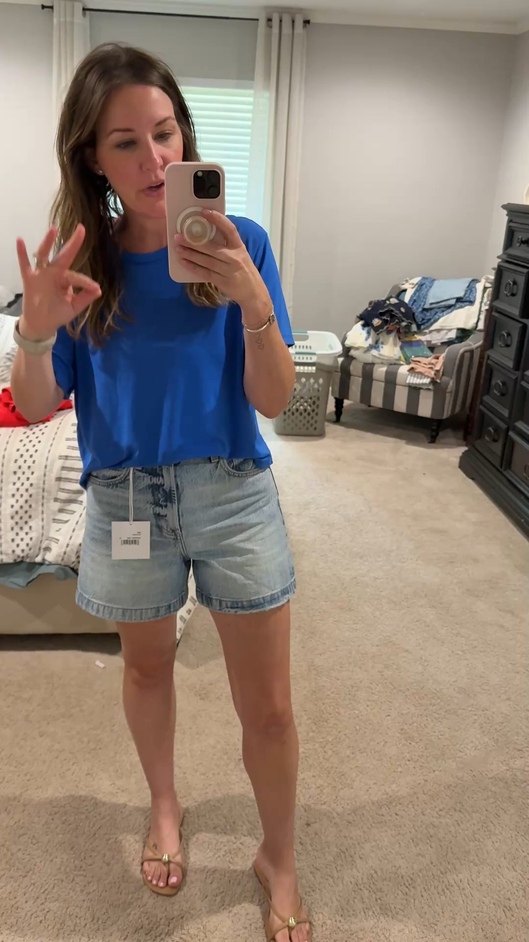 Such a good pair of mom denim!

Denim shorts
Pistola Sage French Riviera
Size 26 
