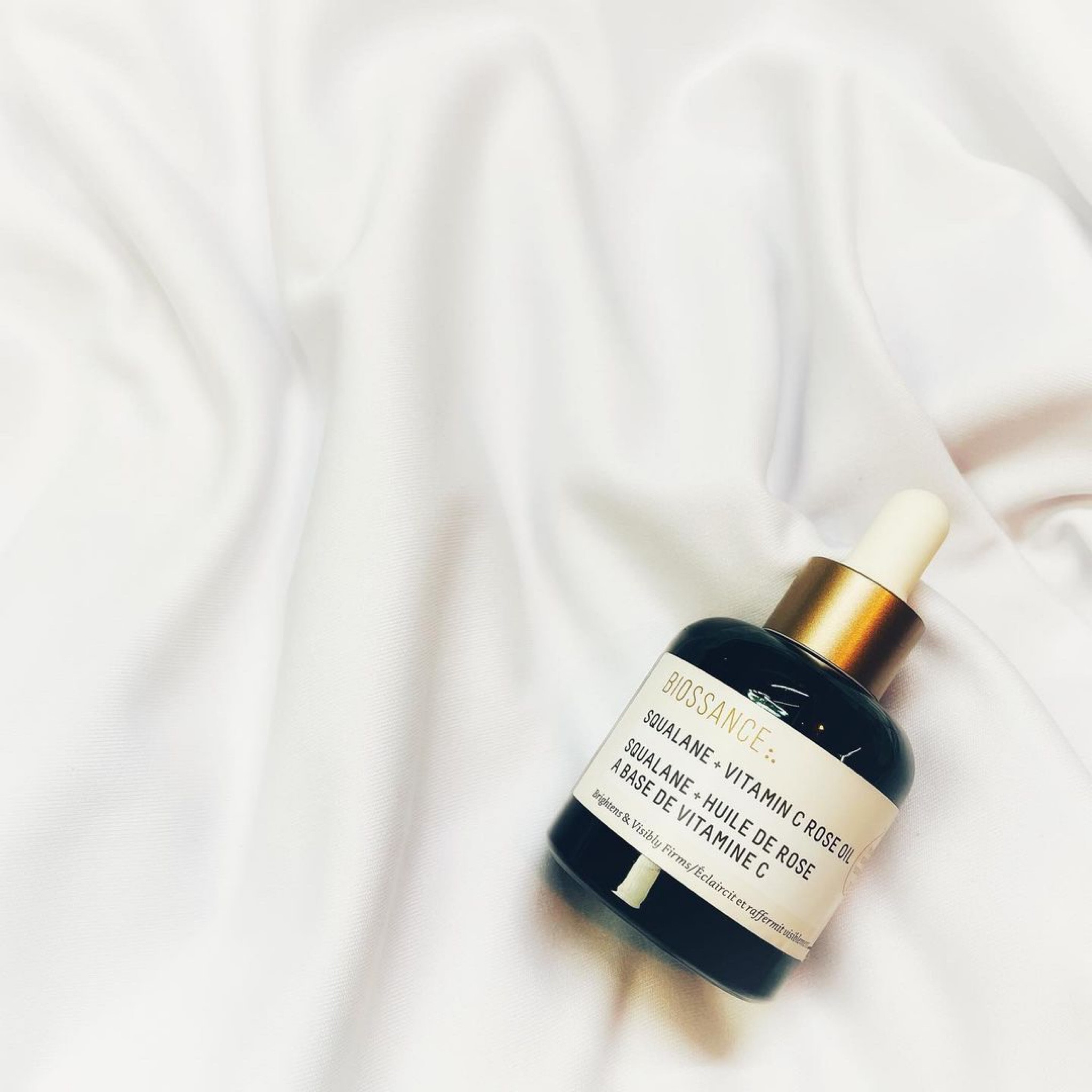 O post de hoje é da minha categoria mais queridinha: óleos faciais perfeitos 💚

Esse é o óleo facial de vitamina c com extrato de rosas e esqualano - um potente concentrado de hidratação, firmeza e anti idade, com ingredientes naturais e uma marca incrível por trás de tudo! A Biossance é uma marca que produz cosméticos veganos, com ingredientes extraídos de origem vegetal, e com uma iniciativa excelente do ensino do green beauty (a beleza verde/vegan). Apesar de produtos com vitamina c só demonstrarem efeitos visíveis a longo prazo, eu gosto do efeito plump (os poros ficam “inchadinhos”, logo aparentemente menores) que esse óleo dá, a sensação de pele aveludada e super hidratada e o efeito glow lindo que a pele fica após o uso! Eu gosto de usar uma gotinha junto com produtos de cobertura como base/ protetor com cor, deixa um efeito de cobertura leve, com um aspecto cintilante e super natural na pele!

A longo prazo, esse produto combate linhas finas, pele ressecada, manchinhas decorrentes da acne e uma pele mais firme - a união do esqualano natural (super hidratante), fórmula de vitamina c (antioxidante) e do extrato de rosas (anti idade) trazem em apenas um óleo leve, um produto extremamente eficaz! Eu tenho pele mista/oleosa e ele não pesa, não me deu reações utilizando 1/2 gotinhas quando necessário. A embalagem grande tem 30ml e dura literalmente uma vida! #biossance

#LTKbrasil #LTKbeauty