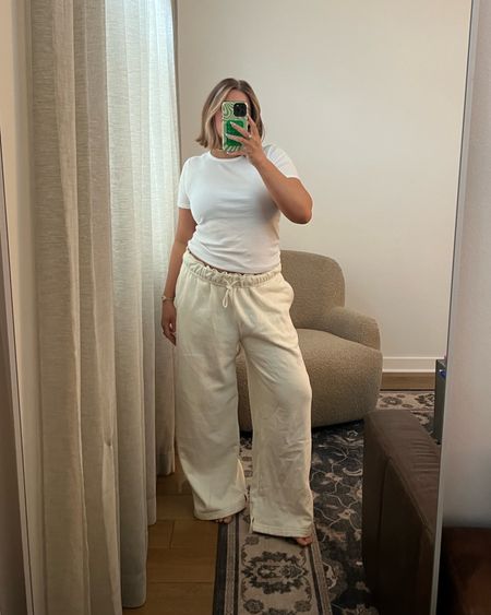 Sized up to L in sweats but honestly I love the fit there super slouchy and the fold over is stitched so it stays like this. I’m 5’ 5” they’re kinda long so a M might be better but loving the looser fit!! Size M in tee use code SHEPPARD10 for return customer or SHEPPARD20 if you’ve never shopped Everlane before 💛 also love this seamless bra!! Code SHEPPARDFS15