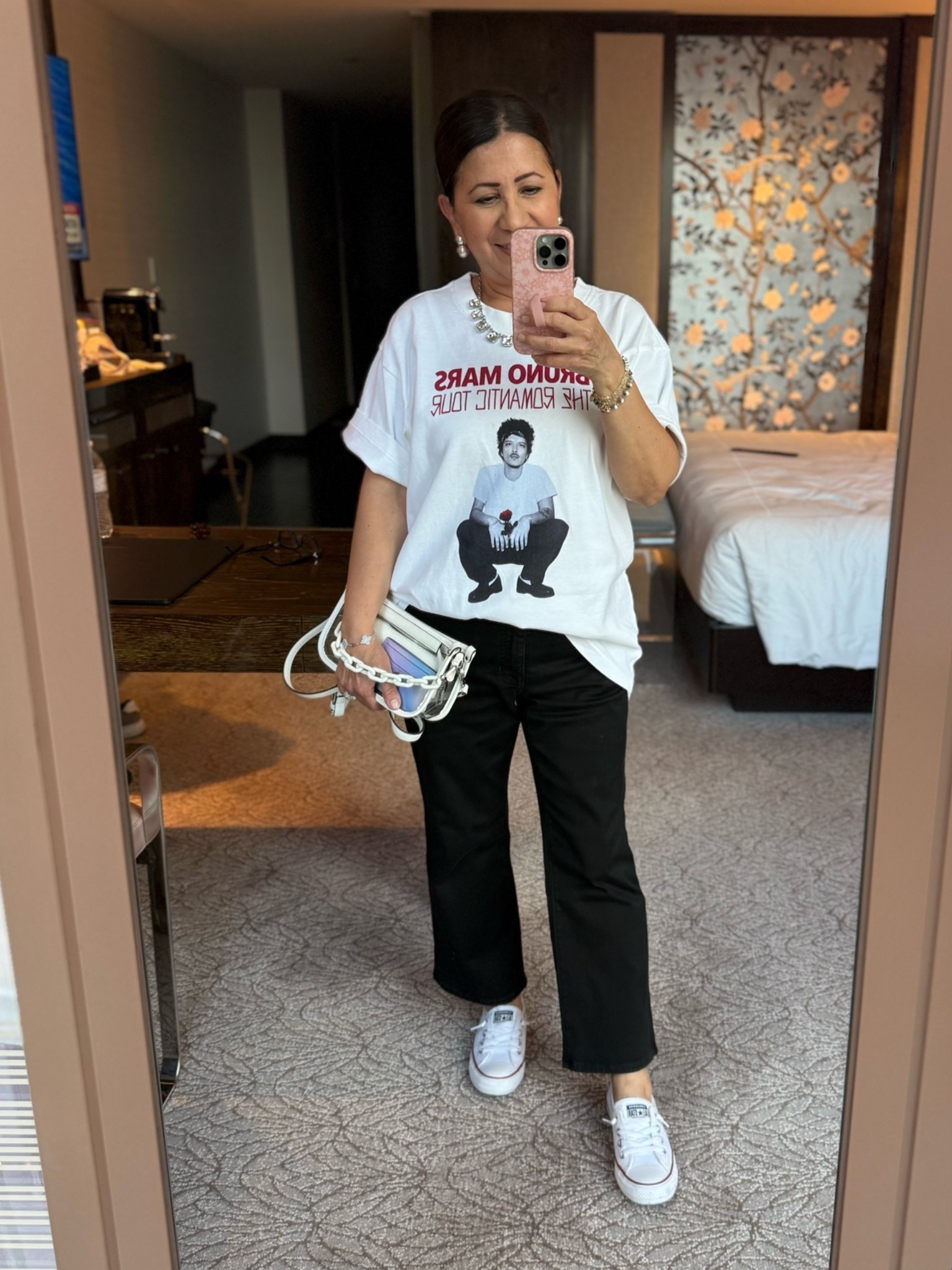 Bruno Mars concert outfit idea 🌹🎶

Code: petiteteacherstyle ~for loopy case


The Romantic Tour 🌹
Bruno Mars tees | concert outfit idea

#LTKootd #LTKmomlife #LTKPetite