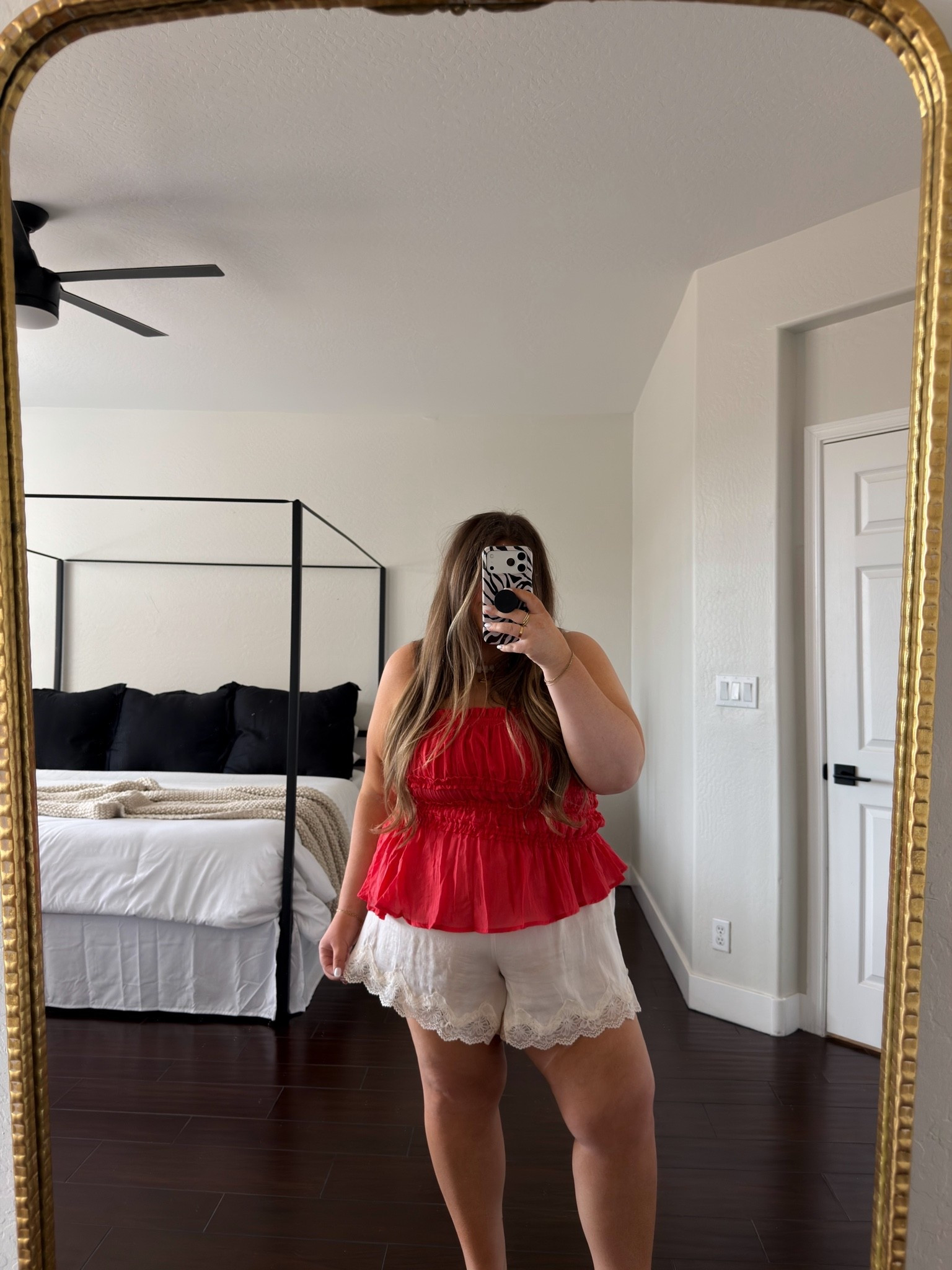 top comes in 2 different colors!! wearing the large! 


@copperandcloth.shop #ad