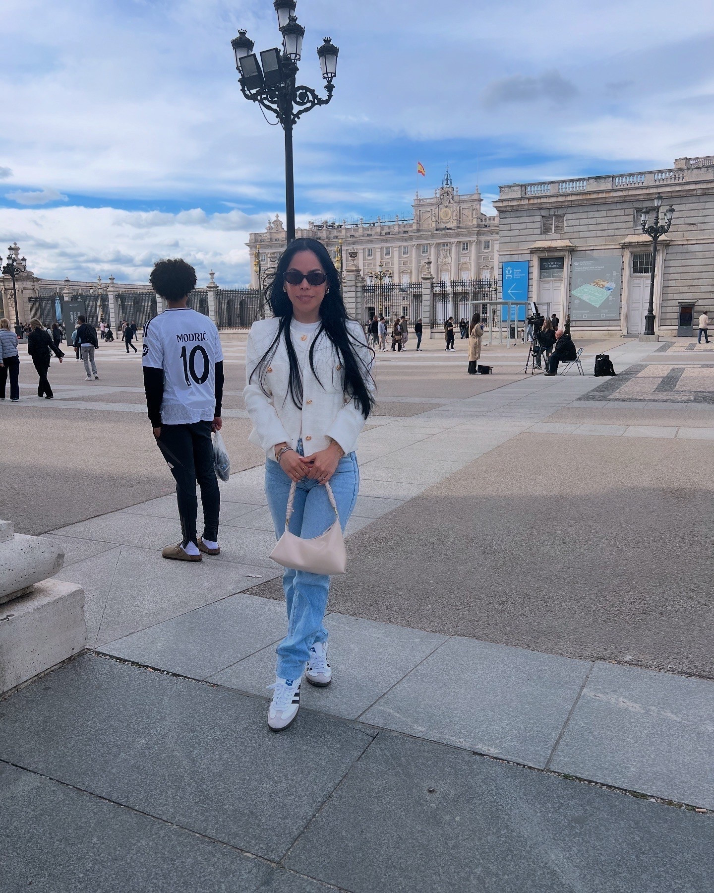 Look casual pero con ese toque chic que nunca falla. Jeans + Adidas Samba = combo infalible. Todo lo encuentras aquí 🤍 #LTKStyle #EffortlessLook #MinimalChic #AdidasSamba #EverydayStyle

#LTKBeauty #LTKPetite #LTKStyleTip