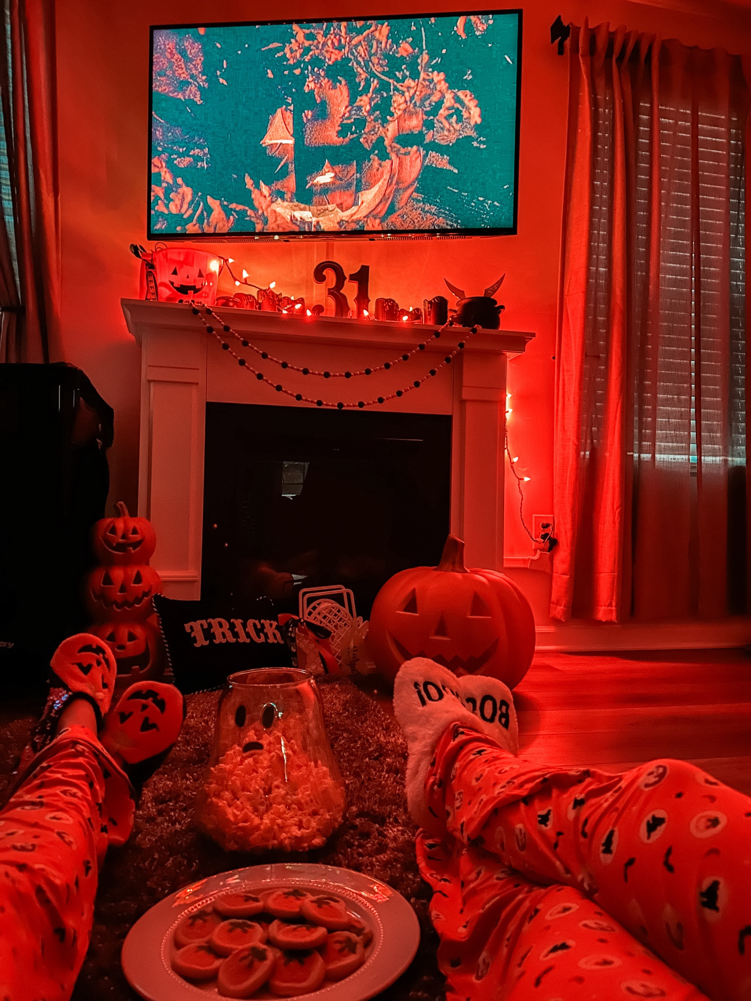 Halloween movie night 🧡🖤

#LTKHome #LTKSeasonal #LTKHalloween