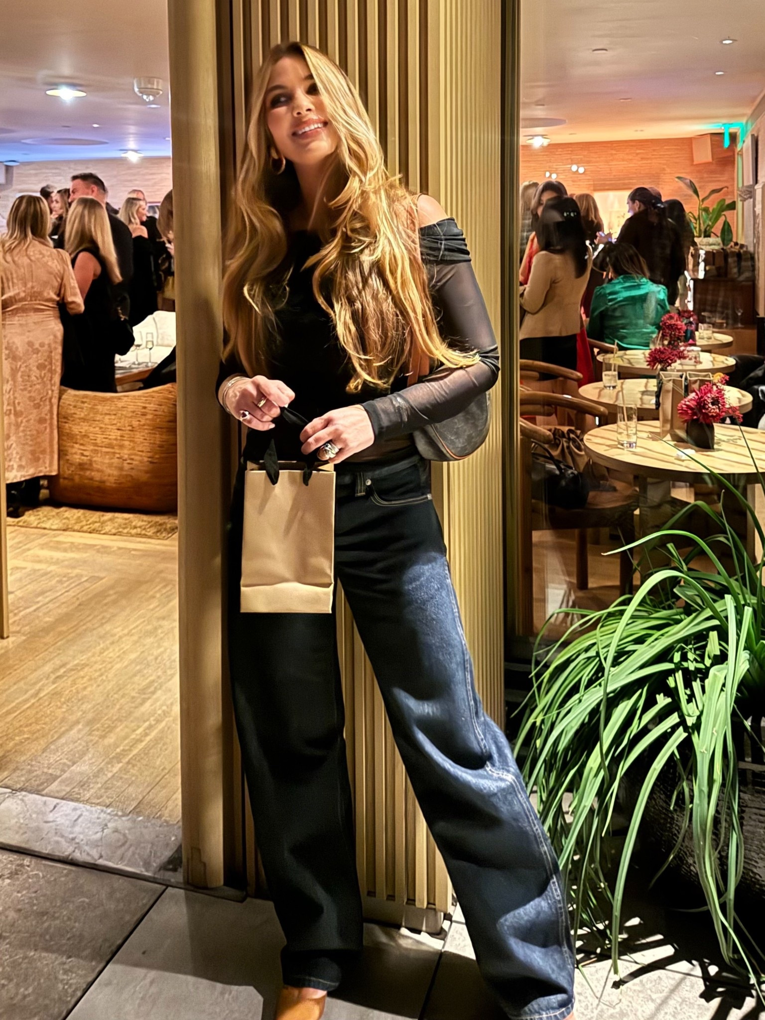 Night out ⚡️
Top: medium
Jeans: 27
Shoes: TTS
Hair: sea glass + t3
Lips: D&G brownie nude + Armani 503


#LTKdayinmylife #LTKHoliday #LTKBeauty