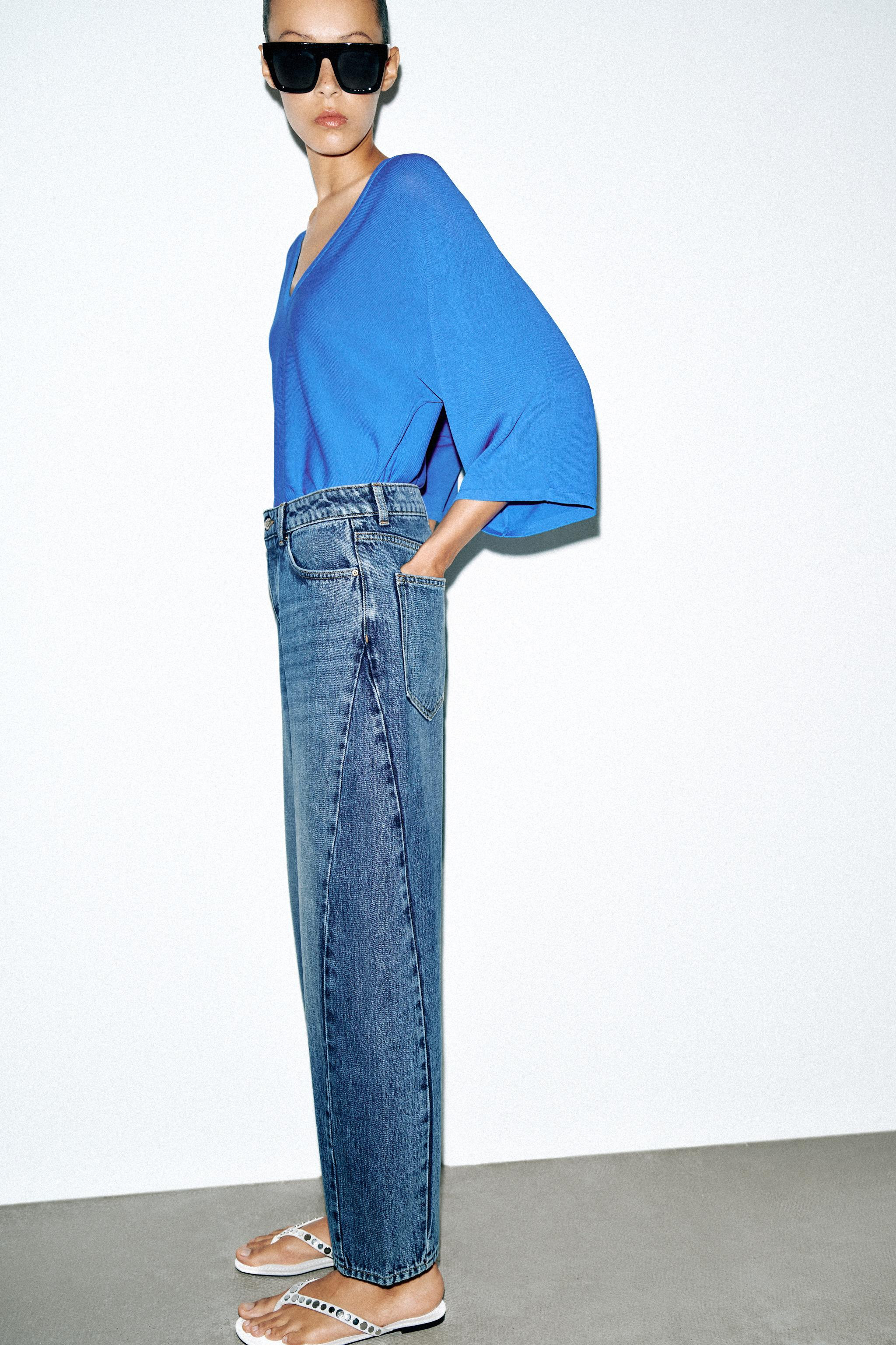 HIGH WAIST - BARREL - N\u00c4HTEHigh-Waist-Jeans mit f\u00fcnf Taschen. Weites Bein, das zum Kn\u... | Zara DE