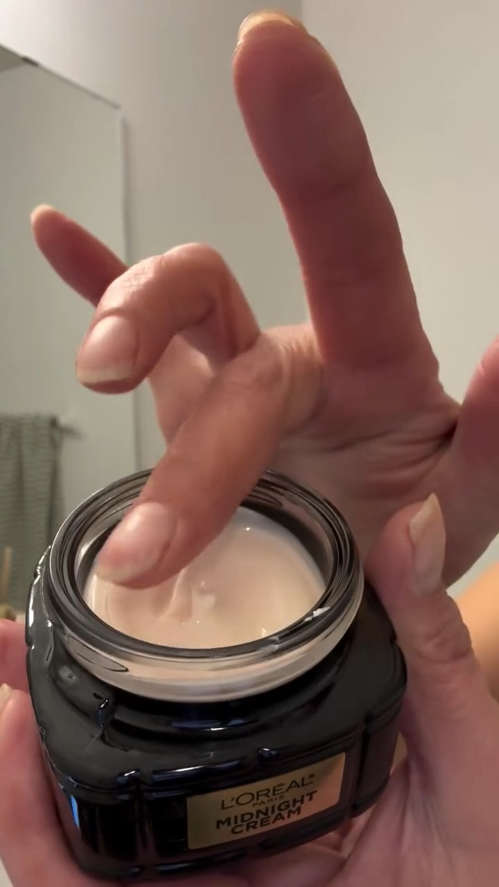 My anti-aging night routine with @lorealparis 🌙
Midnight Serum with Vitamin E + Hyaluronic Acid, followed by the Age Perfect Cell Renewal Night Cream.
Skin looks smoother, firmer, and more renewed by morning. ✨
Because I’m worth it.

Skincare, night routine, L’Oréal, serum, anti-aging, night cream 
#loreal #skincareroutine