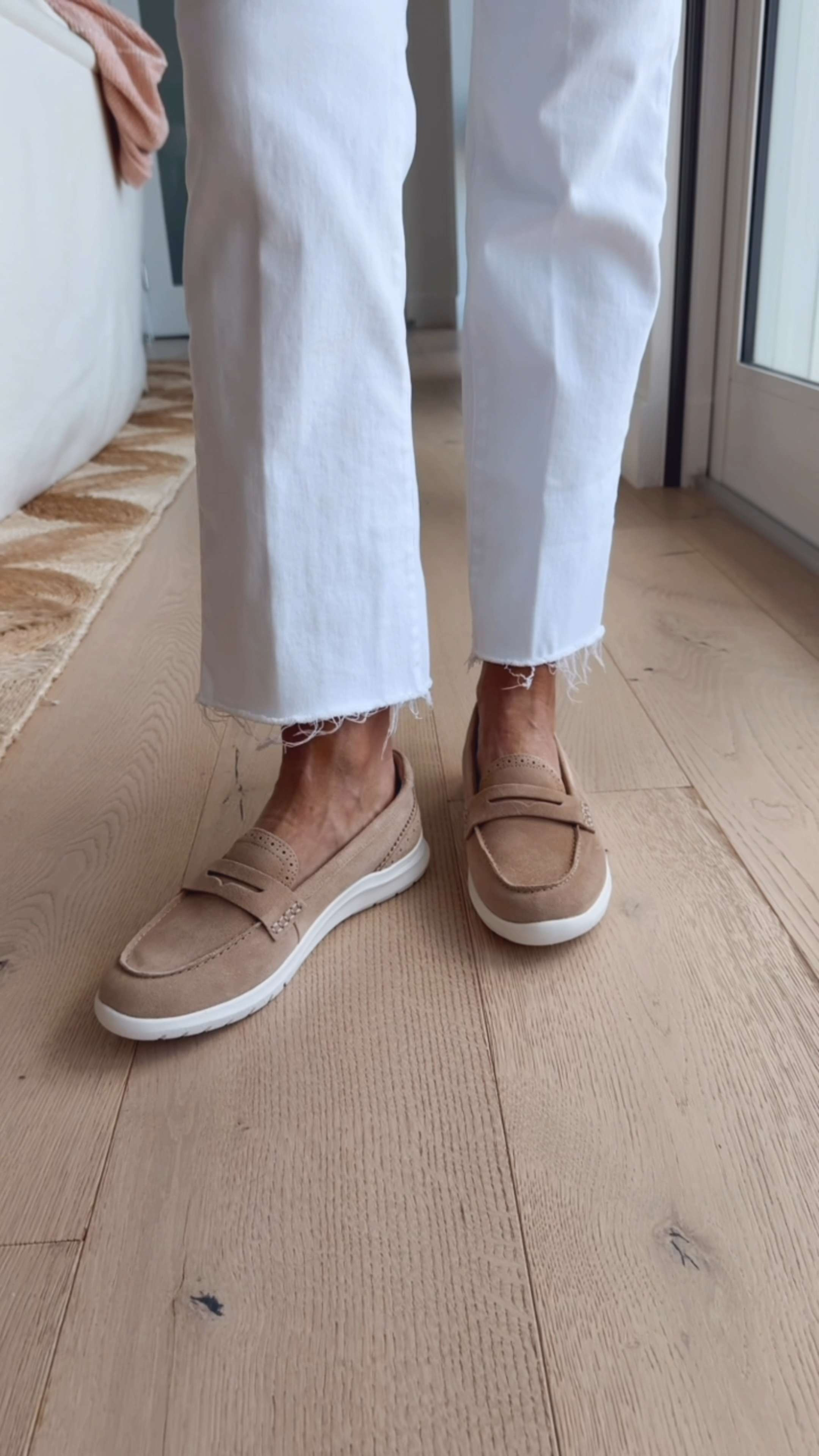 These are the kind of shoes I throw on without thinking and somehow every outfit just works.
Polished enough to look intentional, but feel like something you could wear all day without noticing. #easyspiritpartner
@easyspiritofficial 

 