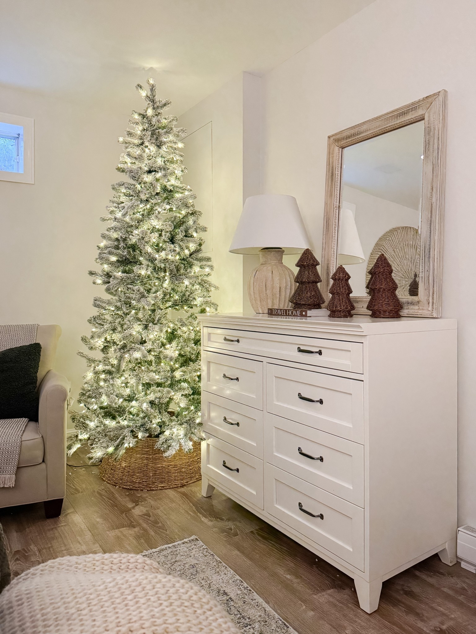 Coastal holiday Bedroom

Home design  Modern home  Home decor  Bedroom design  Bedroom inspo  Bedroom finds  Bed Decor  


#LTKHome #LTKHoliday