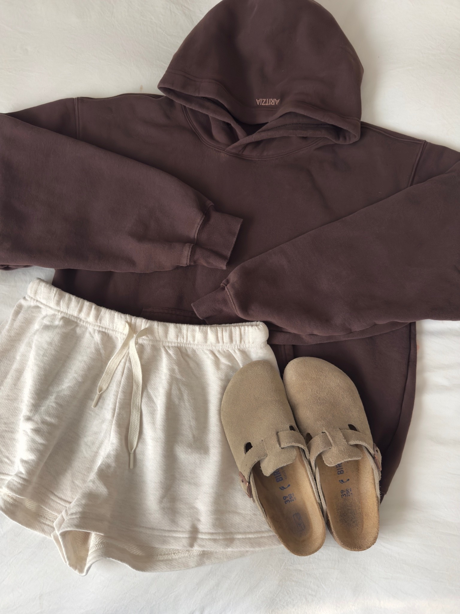Comfy outfit 🤎 

#loungewear #summer #2026 #aritzia #aerie #comfyclothes #outfitideas #outfitinspo #mochabrown