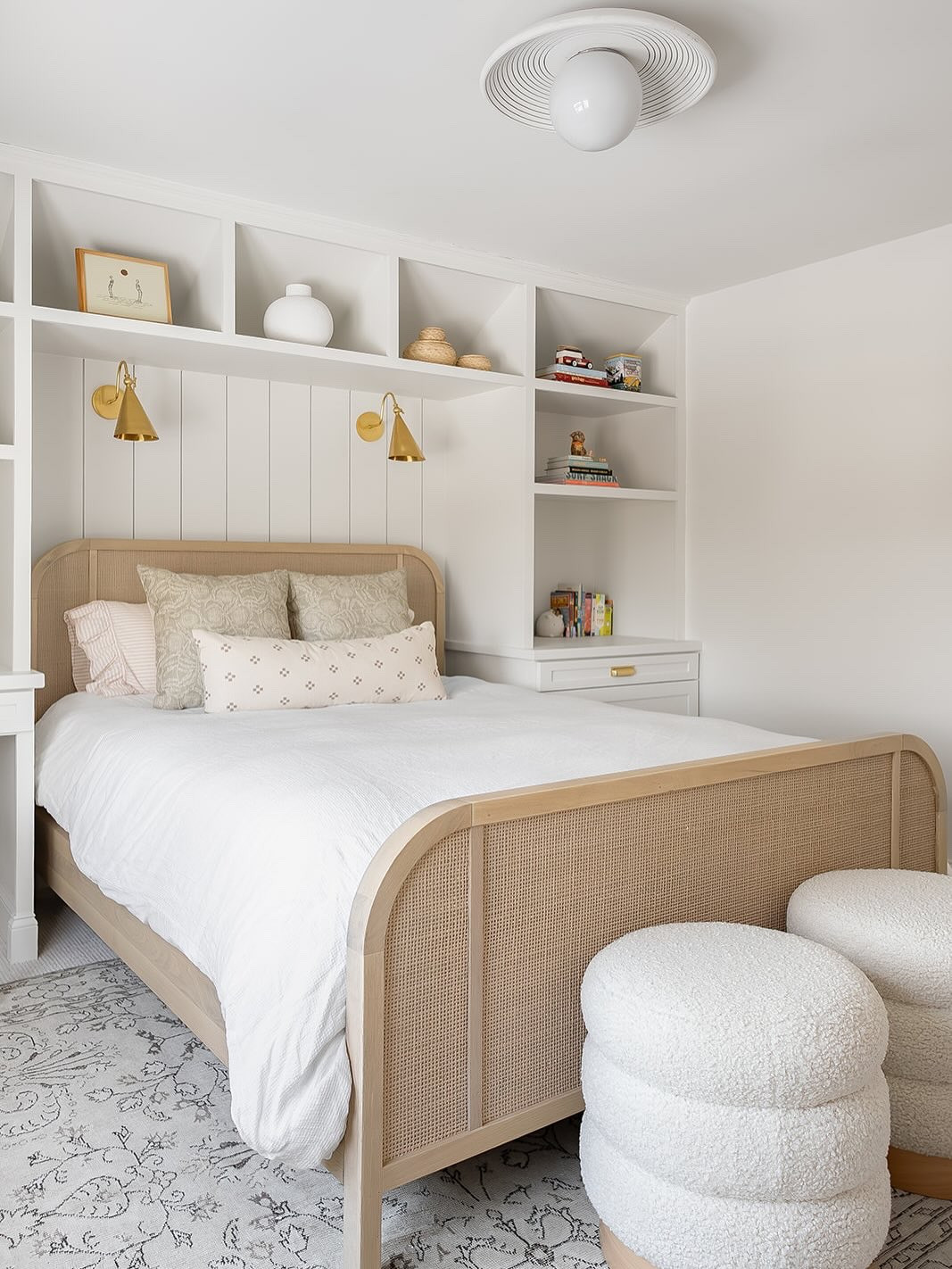 This bedroom feels like Summer and fun…two of our favorite things. 🏄🏼‍♀️

Design @pennyandpearldesign 
Build @anchorconstructioncompany 
Photos @marinaporl