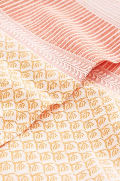 Tablecloth in woven cotton fabric with a printed pattern at front. | H&M (US + CA)