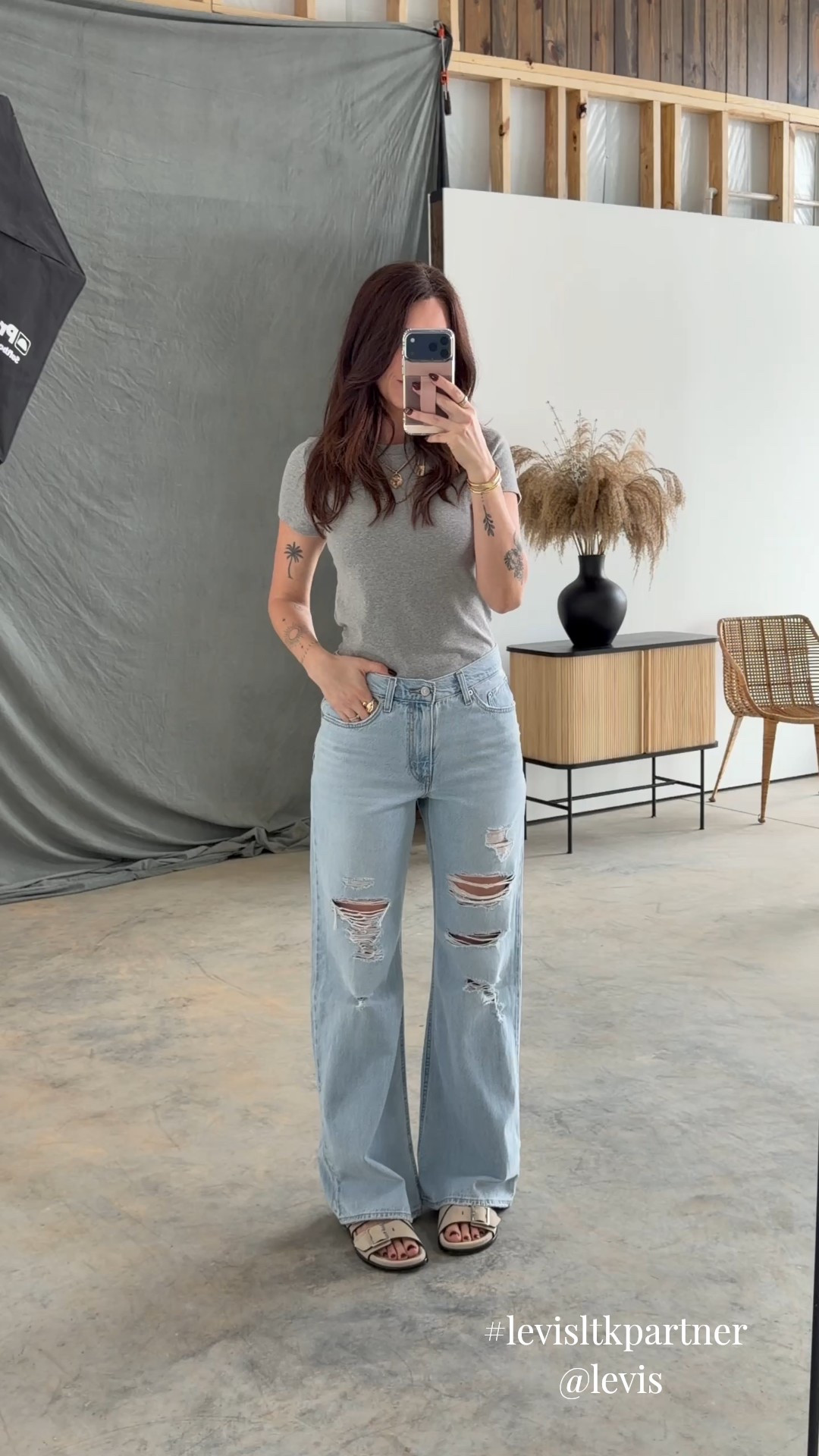 One of my favorite new pair of jeans! Wearing the 27”. Length options are available! They have such a nice fit to them, not restricting at the waist, and for comfortably on the legs 🙌🏽 #levisltkpartner @Levi's 

#LTKootd