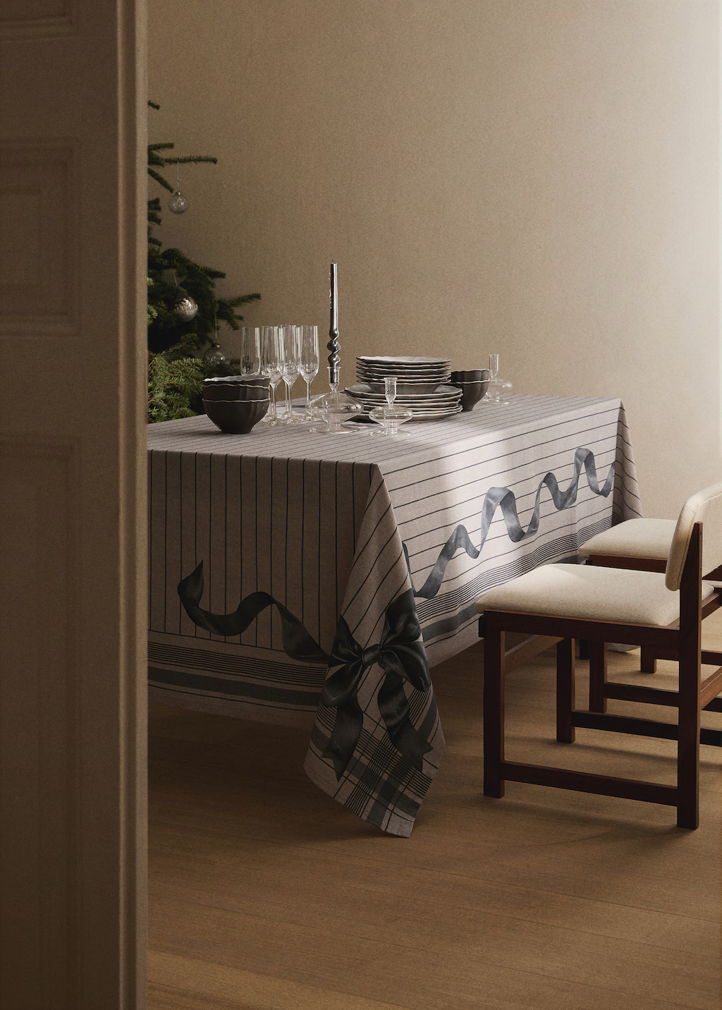 Cotton tablecloth with bow pattern for 8 to 10 diners | Mango (US/MX/AU)
