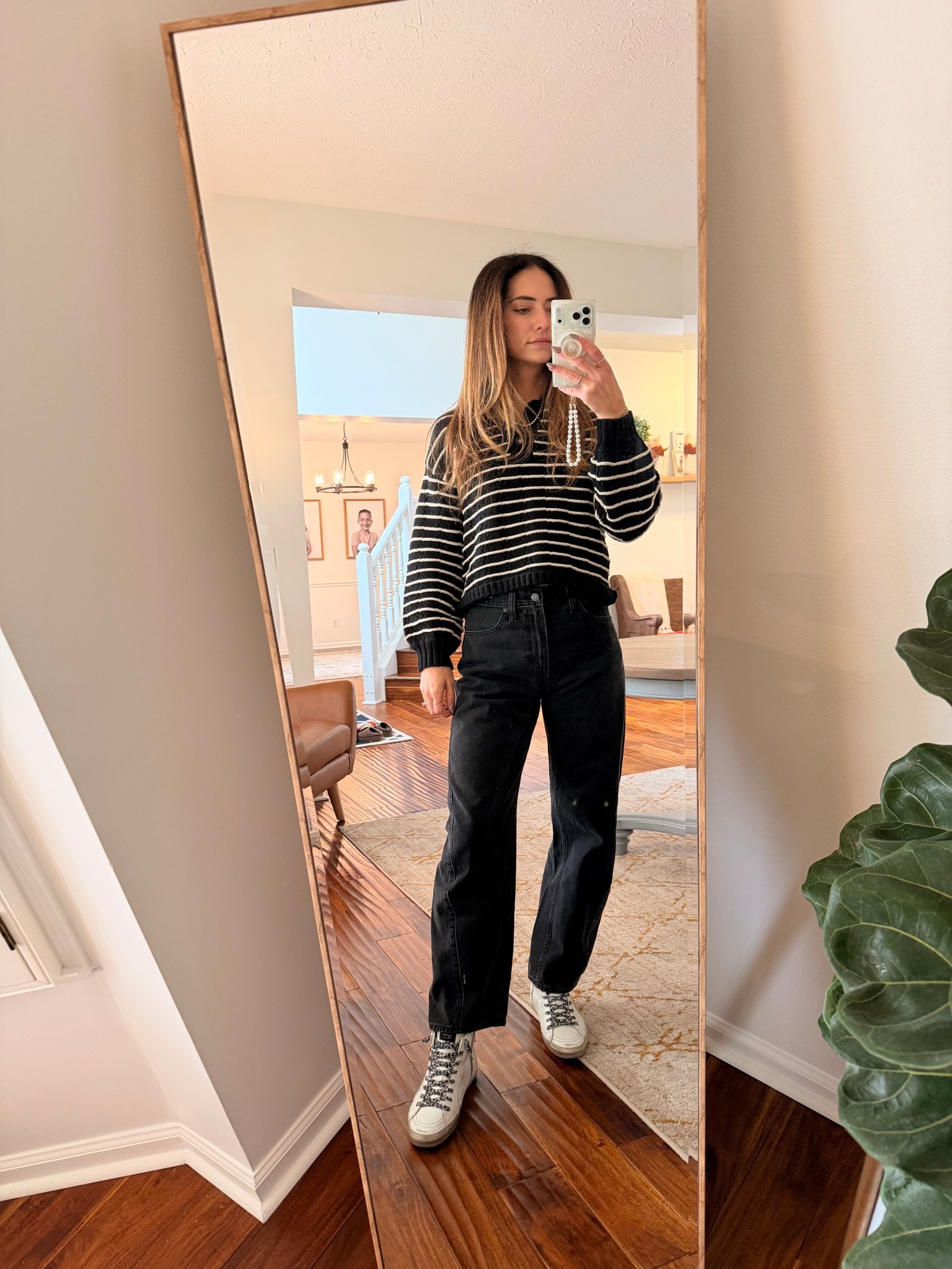 The perfect high rise barrel Jean! 

Sweater is Nuuly 

Size: 26