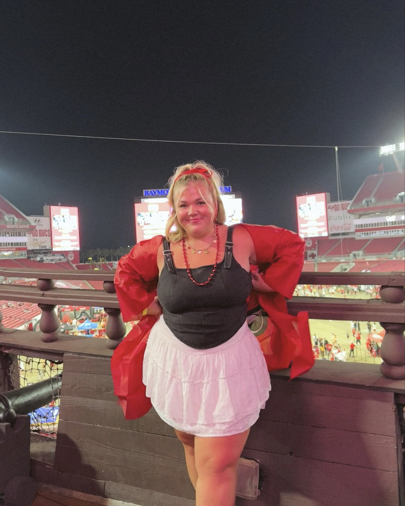 I CANT GET OVER THIS TOP OMG I’m wearing an XL but it did stretch as I wore it so I would get a L if I could go back! 