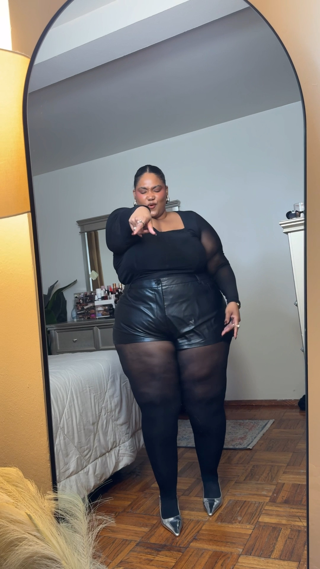 Beneath The Look

BENEATH THE LOOK
Statement pieces are part of my DNA. I style statement with statement pieces letting texture and contrast lead so nothing competes.
