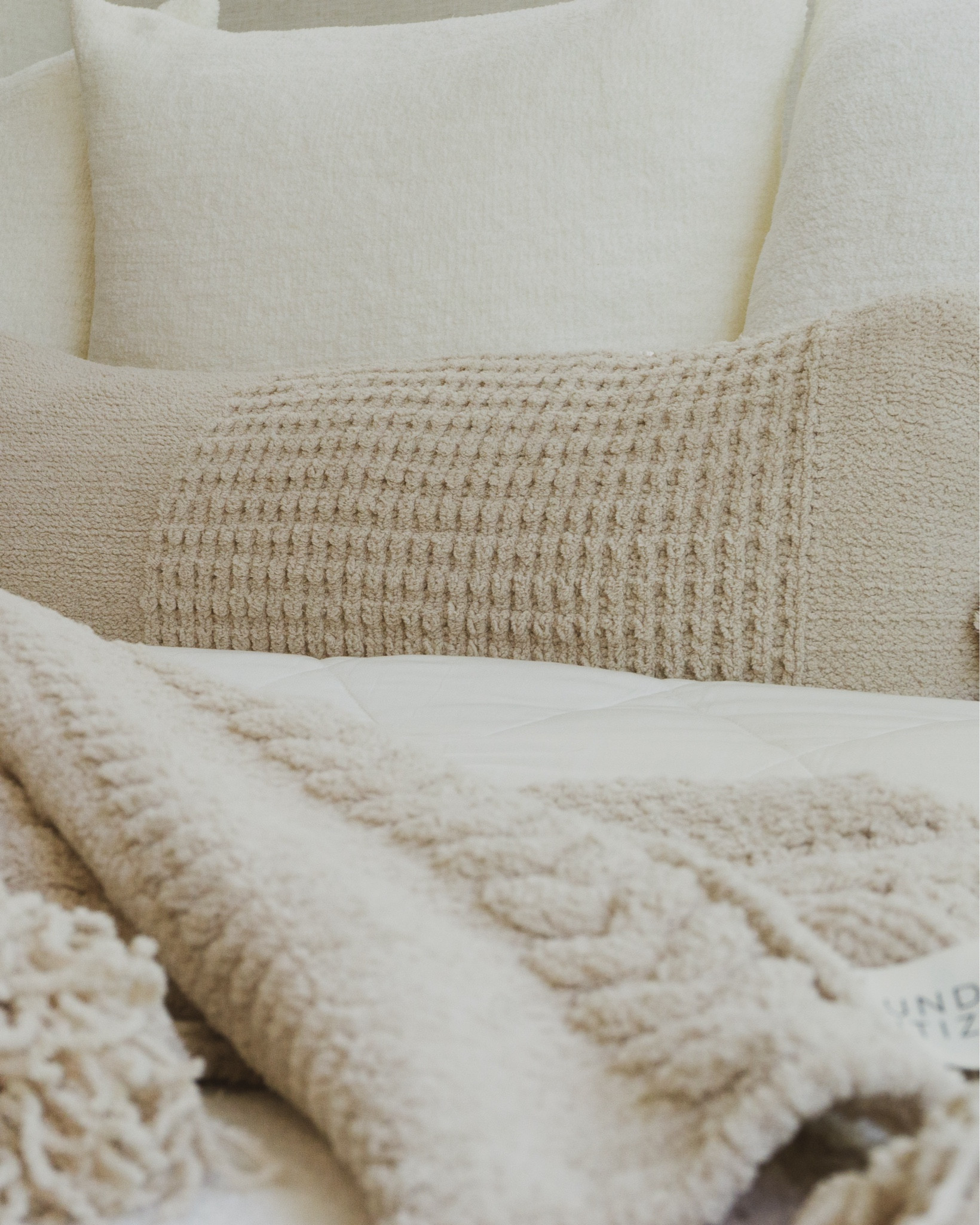 The most ✨cozy✨ [KID & PET] friendly neutral bedding.

#sundaycitizen
#neutral
#bedding
#neutralbedding
#pillows
#blankets
#cozy
#home
#homedecor


#LTKStyleTip #LTKSaleAlert #LTKHome